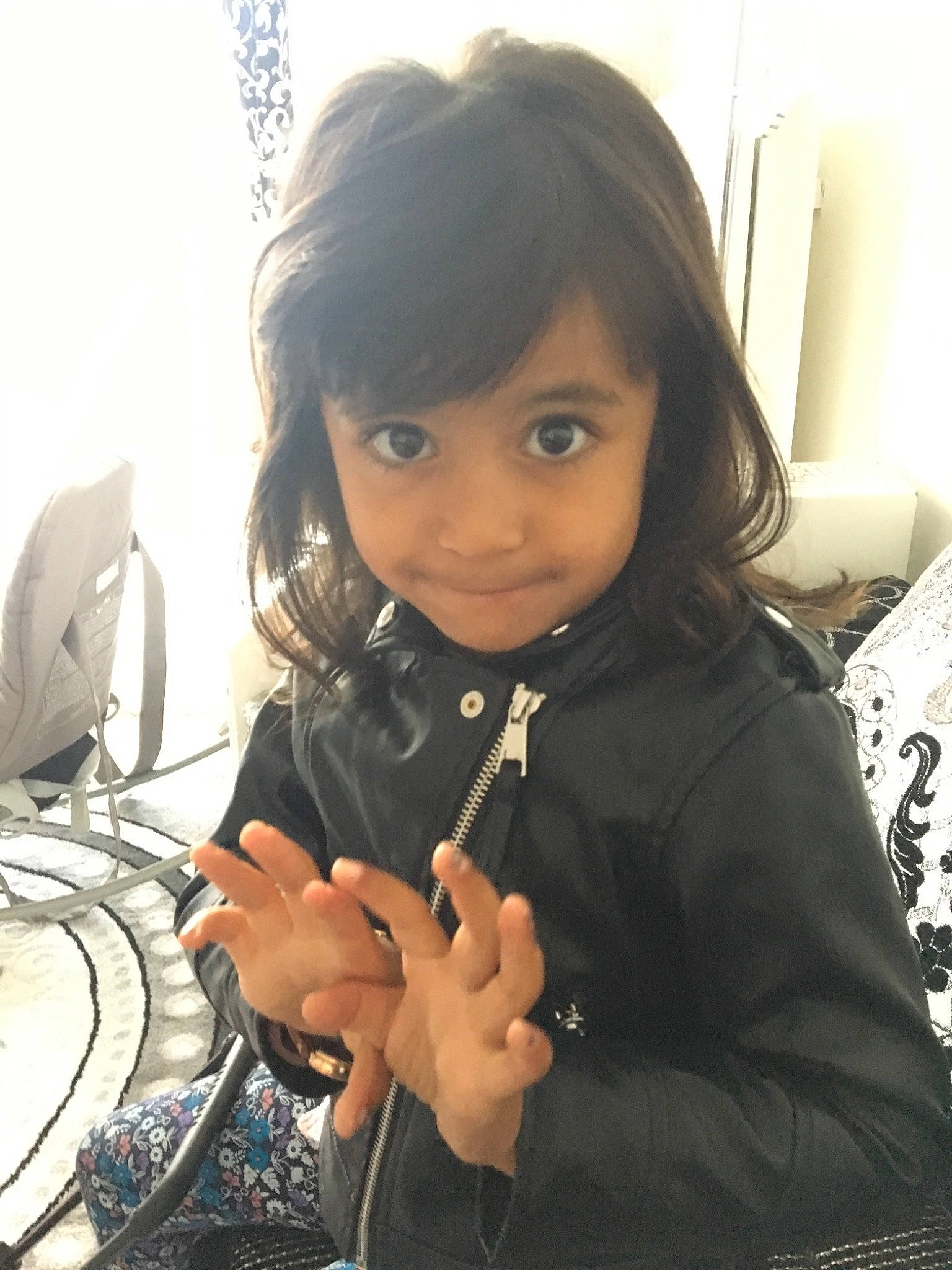 Nysrine a rejoint le concours — aidez-le/la à gagner de superbes lots ! audio_equipment, bangs, black_hair, brown_hair, child, cool, electronic_device, eyebrow, eyelash, eyewear, finger, fun, happy, jacket, joy, lip, long_hair, outerwear, person, smile