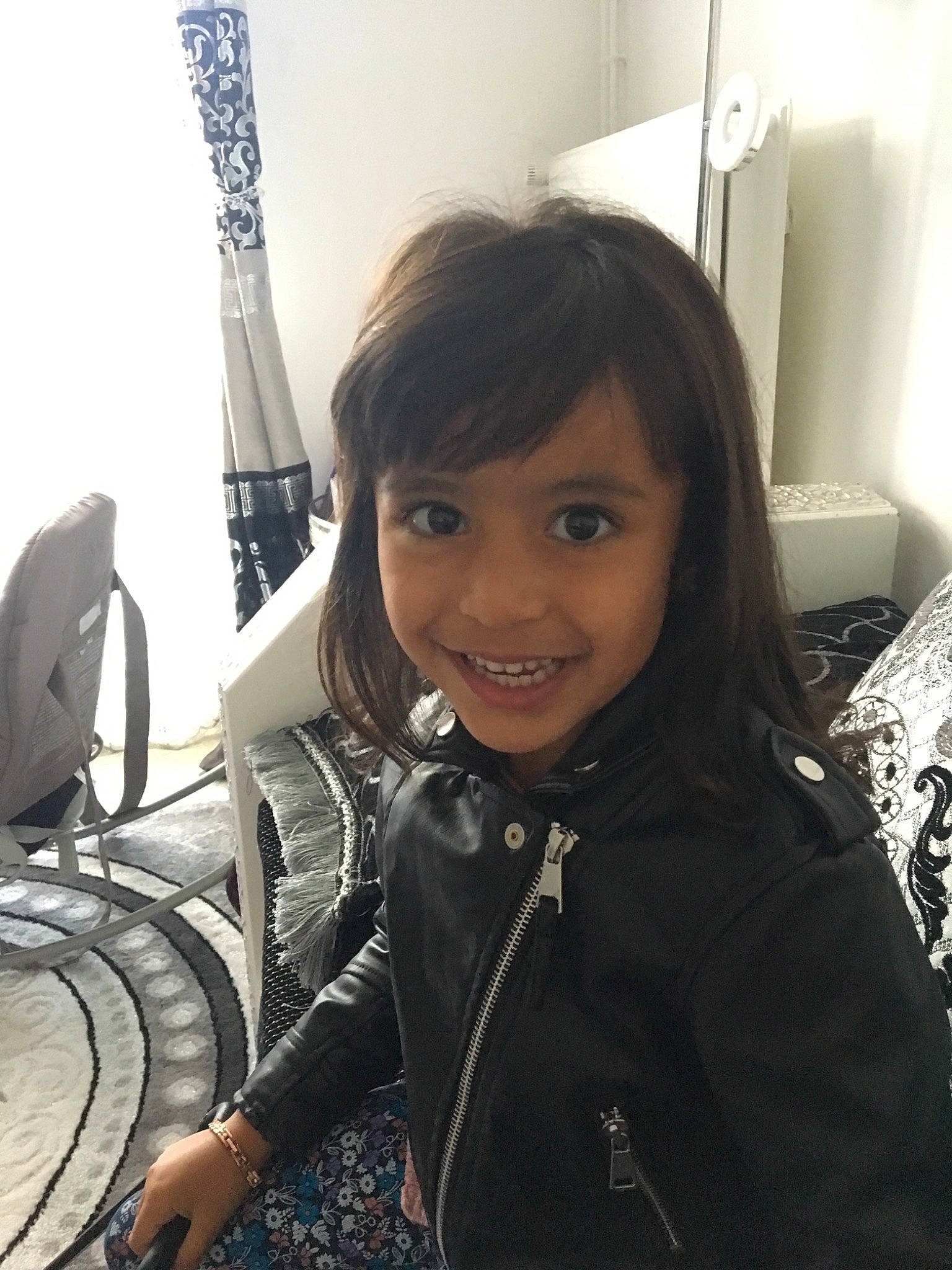 Nysrine participe au concours pour gagner de l'argent avec cette photo : audio_equipment, automotive_tire, bangs, black_hair, chair, child, flash_photography, flooring, fun, happy, joy, laugh, long_hair, monochrome, person, portrait_photography, rim, selfie, sitting, smile