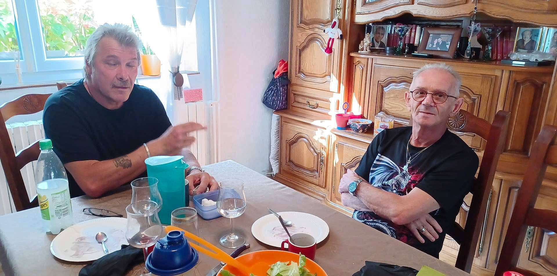 Elena a rejoint le concours — aidez-le/la à gagner de superbes lots ! bowl, chair, coffee_cup, conversation, cooking, cup, dishware, drinkware, event, food, fork, mug, person, picture_frame, plate, serveware, sharing, shelf, t_shirt, table