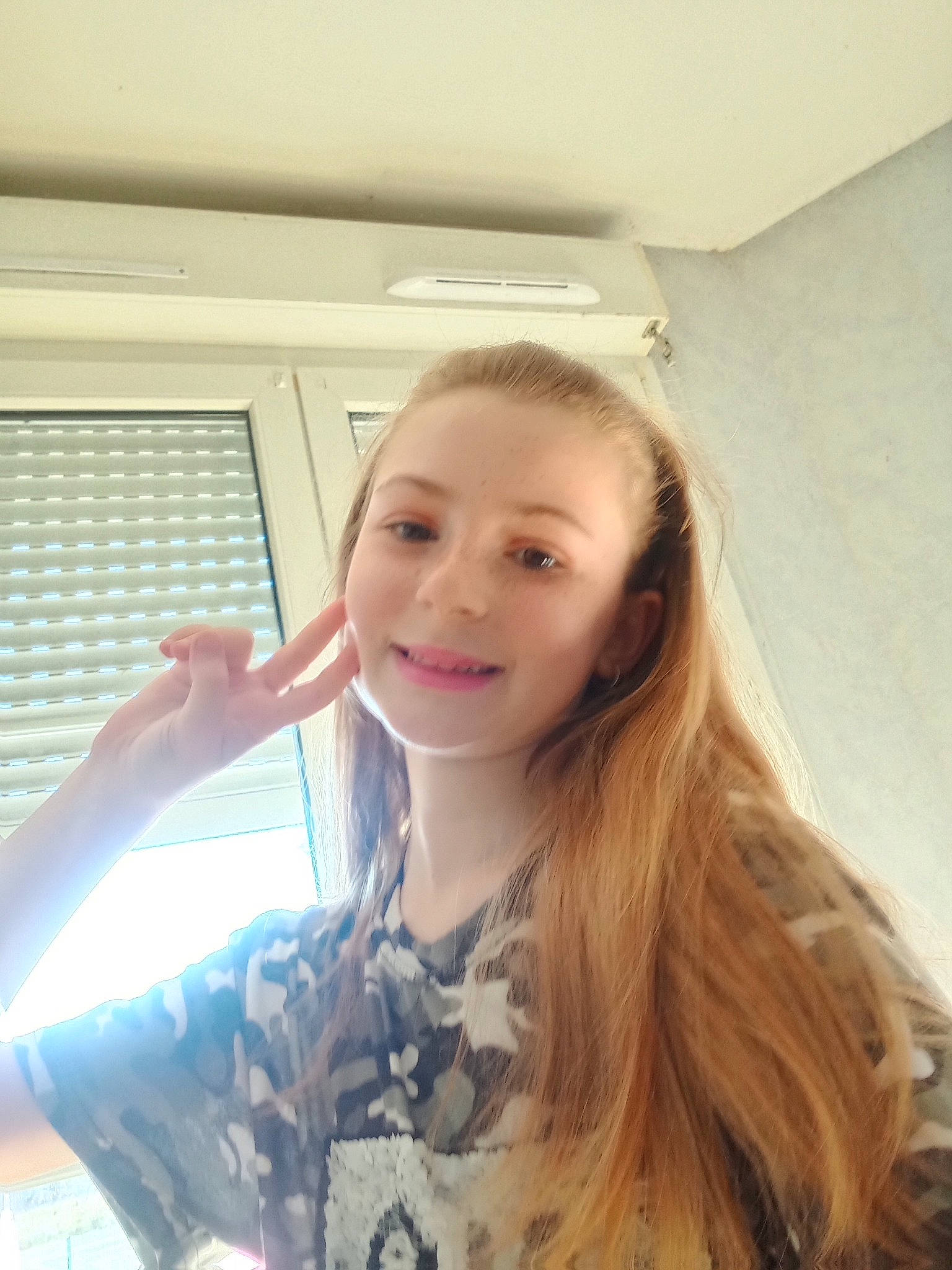 Aziliz Cosnard participe au concours pour gagner de l'argent avec cette photo : blond, brown_hair, ceiling, chin, elbow, eyelash, fun, gesture, hand, happy, jaw, joy, lip, long_hair, neck, person, selfie, shoulder, sleeve, smile