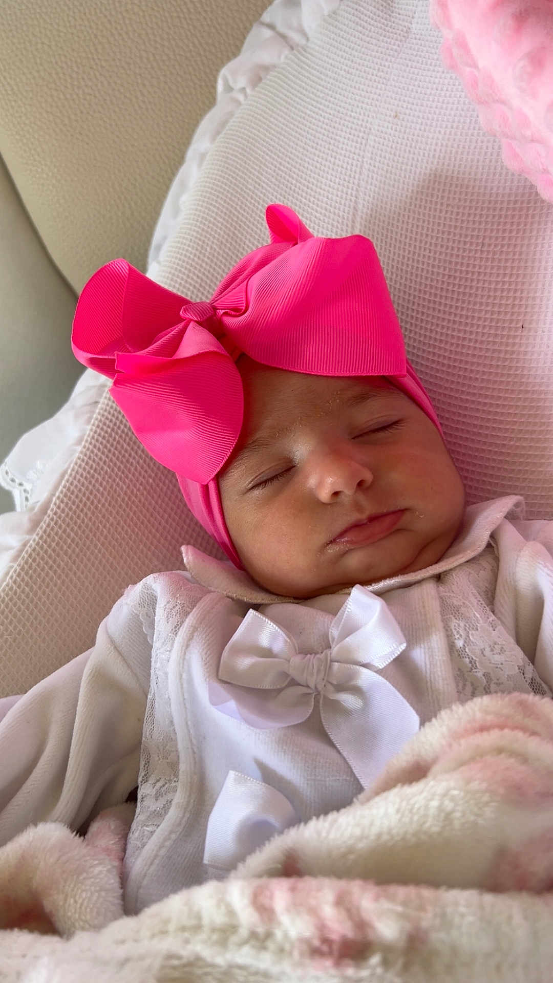 Elvira Laisis participe au concours pour gagner de l'argent avec cette photo : baby, sleeping, pink_bow, white_clothing, blanket, infant, cute, face, headwear, bow, cozy, resting, child, portrait, indoors, soft, peaceful, newborn, fabric, closeup