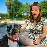 Athena a rejoint le concours — aidez-le/la à gagner de superbes lots ! dog, woman, person, park, outdoor, tongue, harness, blanket, sitting, smile, pet, leash, trees, sunny_day, summer, portrait, happy, grass, friendship, casual_clothing