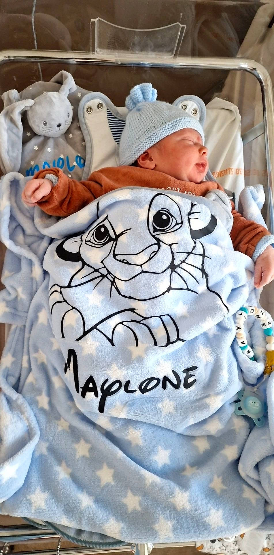 Maylone a rejoint le concours — aidez-le/la à gagner de superbes lots ! baby, baby_toddler_clothing, child, comfort, event, font, fur, happy, hat, linens, mammal, pattern, person, recreation, sleeve, smile, t_shirt, textile, toddler, vertebrate