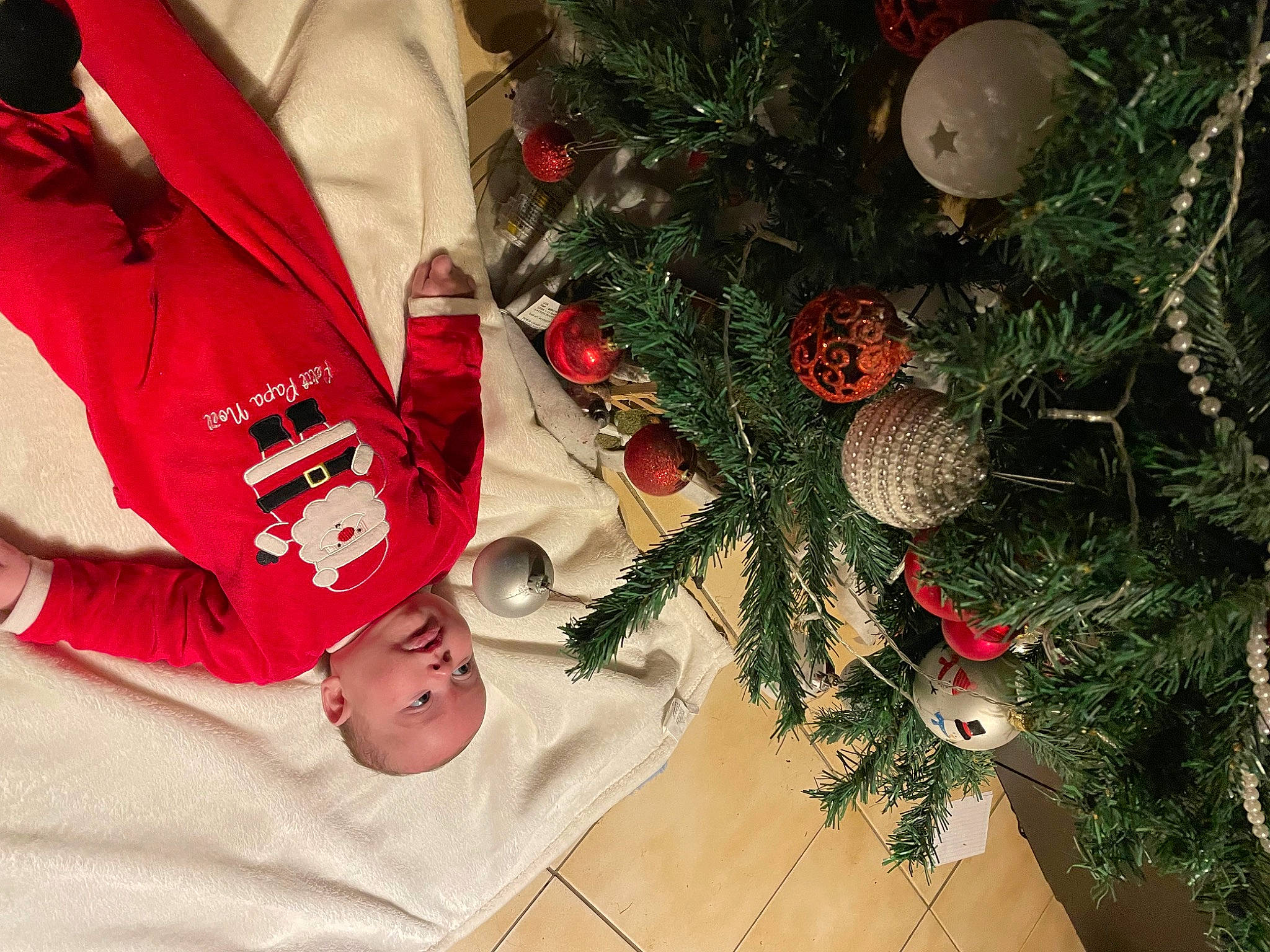 Maylone participe au concours pour gagner de l'argent avec cette photo : christmas, christmas_decoration, christmas_eve, christmas_ornament, christmas_tree, conifer, event, evergreen, floral_design, flower_arranging, hat, holiday, holiday_ornament, ornament, person, plant, room, tradition, tree, twig