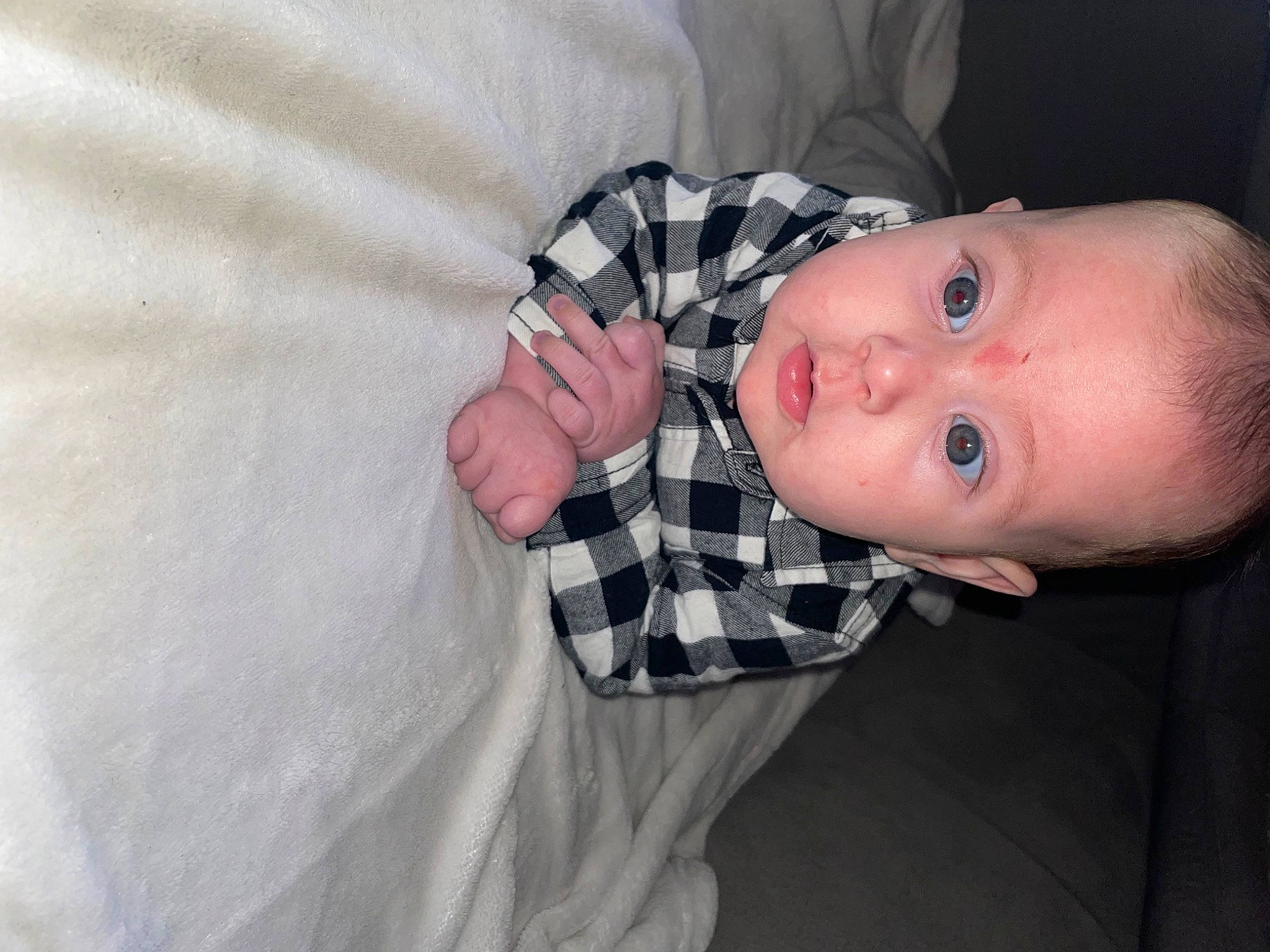 Maylone a rejoint le concours — aidez-le/la à gagner de superbes lots ! baby, baby_products, baby_toddler_clothing, cheek, child, collar, comfort, elbow, finger, gesture, human_body, linens, lip, nail, nose, pattern, person, skin, sleeve, tie