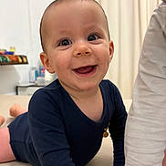 Eden participe au concours pour gagner de l'argent avec cette photo : baby, smiling, crawling, onesie, navy_blue, drool, indoor, child, person, happy, face, arm, curtains, furniture, room, skin, head, eyes, mouth, hand
