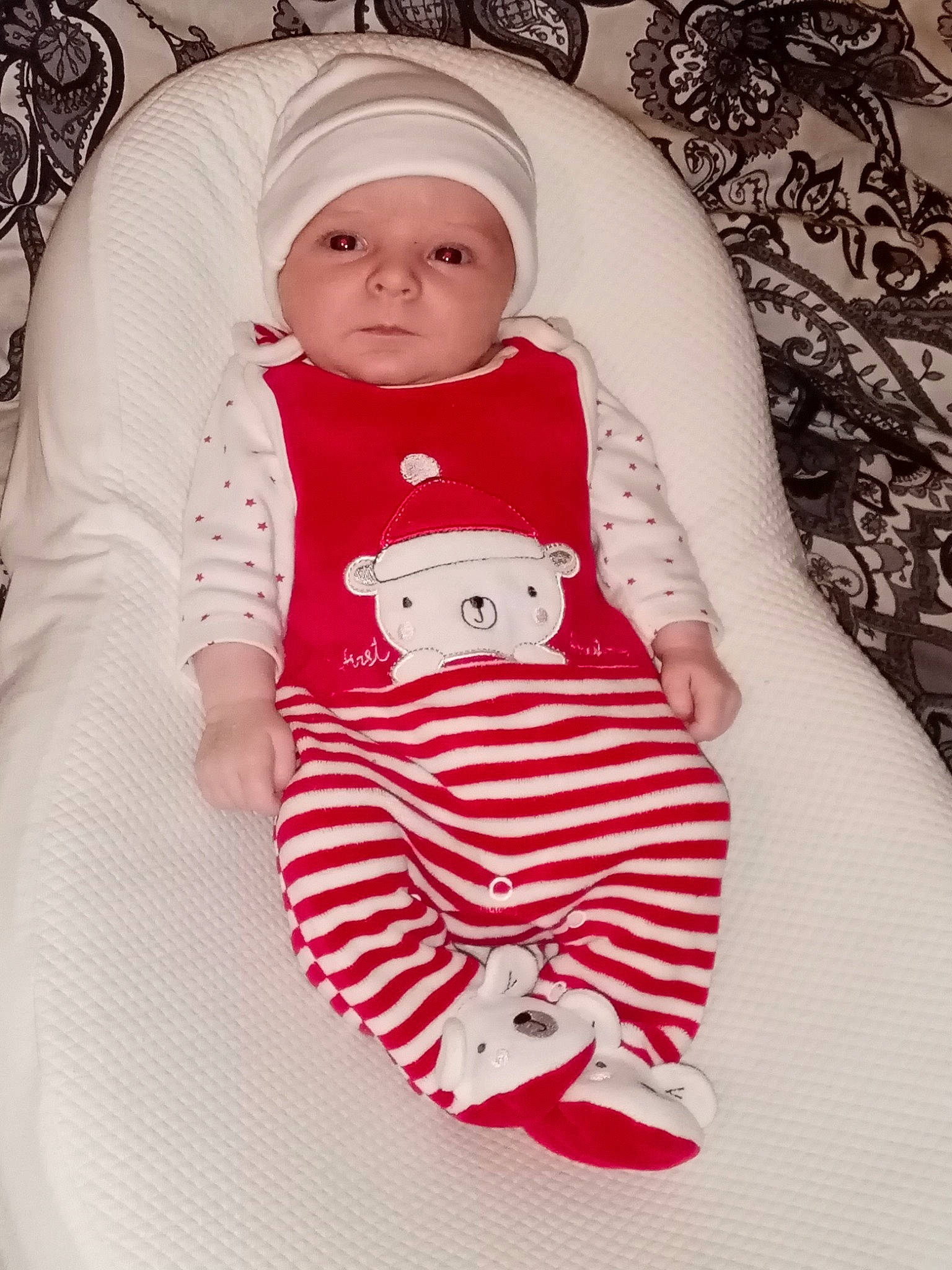 Ethan a rejoint le concours — aidez-le/la à gagner de superbes lots ! baby, baby_carriage, baby_products, baby_sleeping, baby_toddler_clothing, cap, carmine, child, comfort, headwear, linens, long_sleeved_t_shirt, outerwear, pattern, person, pink, room, sitting, sleeve, t_shirt