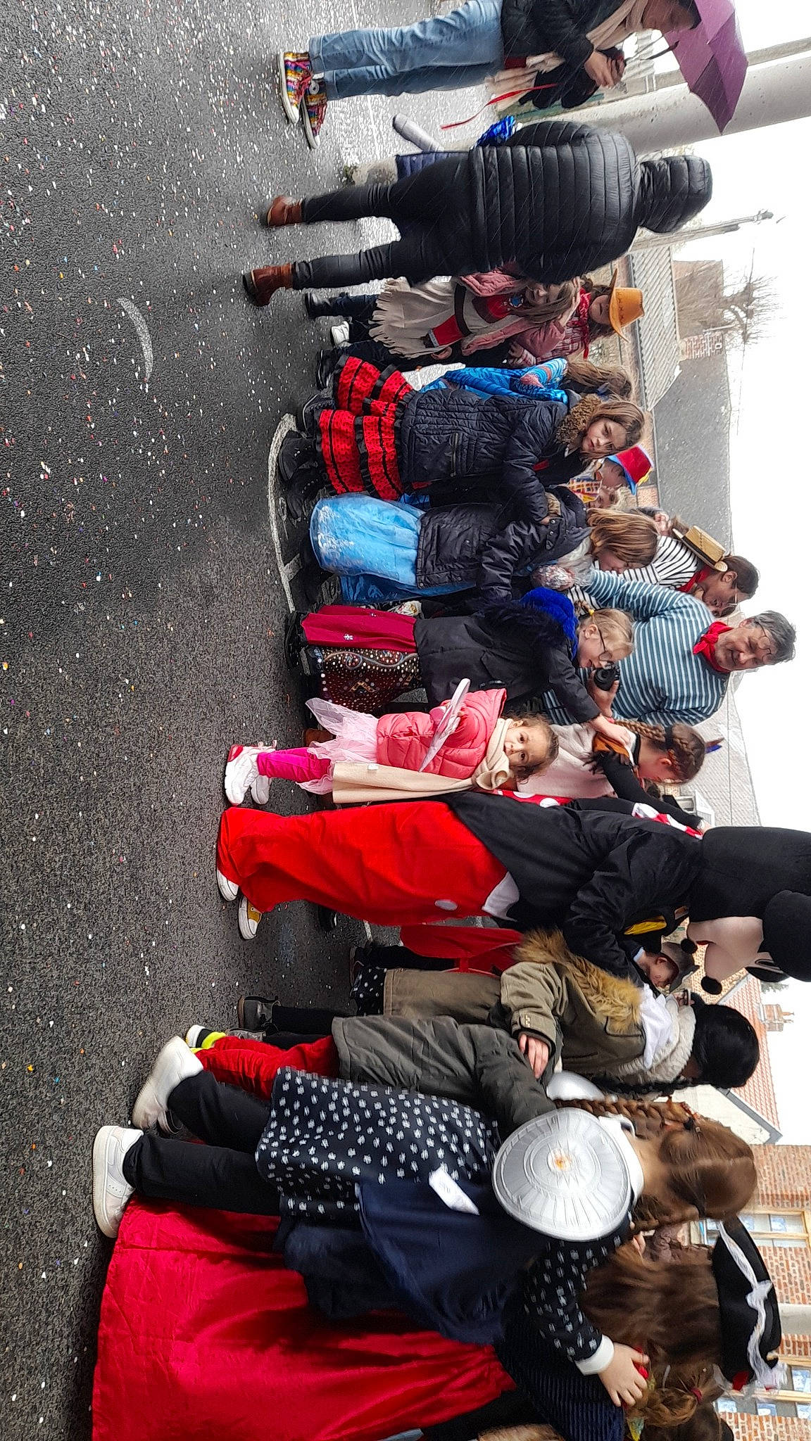 Aya participe au concours pour gagner de l'argent avec cette photo : backpack, bag, black, boot, carmine, crowd, fun, luggage_and_bags, person, photograph, photography, recreation, red, shoe, sitting, snapshot, sneakers, street, tourism, travel