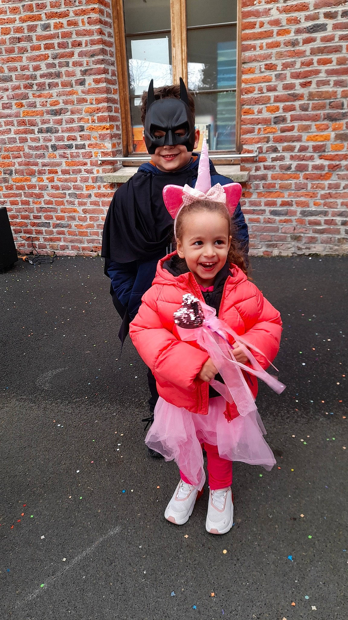 Aya a rejoint le concours — aidez-le/la à gagner de superbes lots ! brick, child, costume, event, eyewear, face, fun, fur, goggles, happy, joy, leisure, magenta, person, pink, plant, recreation, smile, sunglasses, toddler