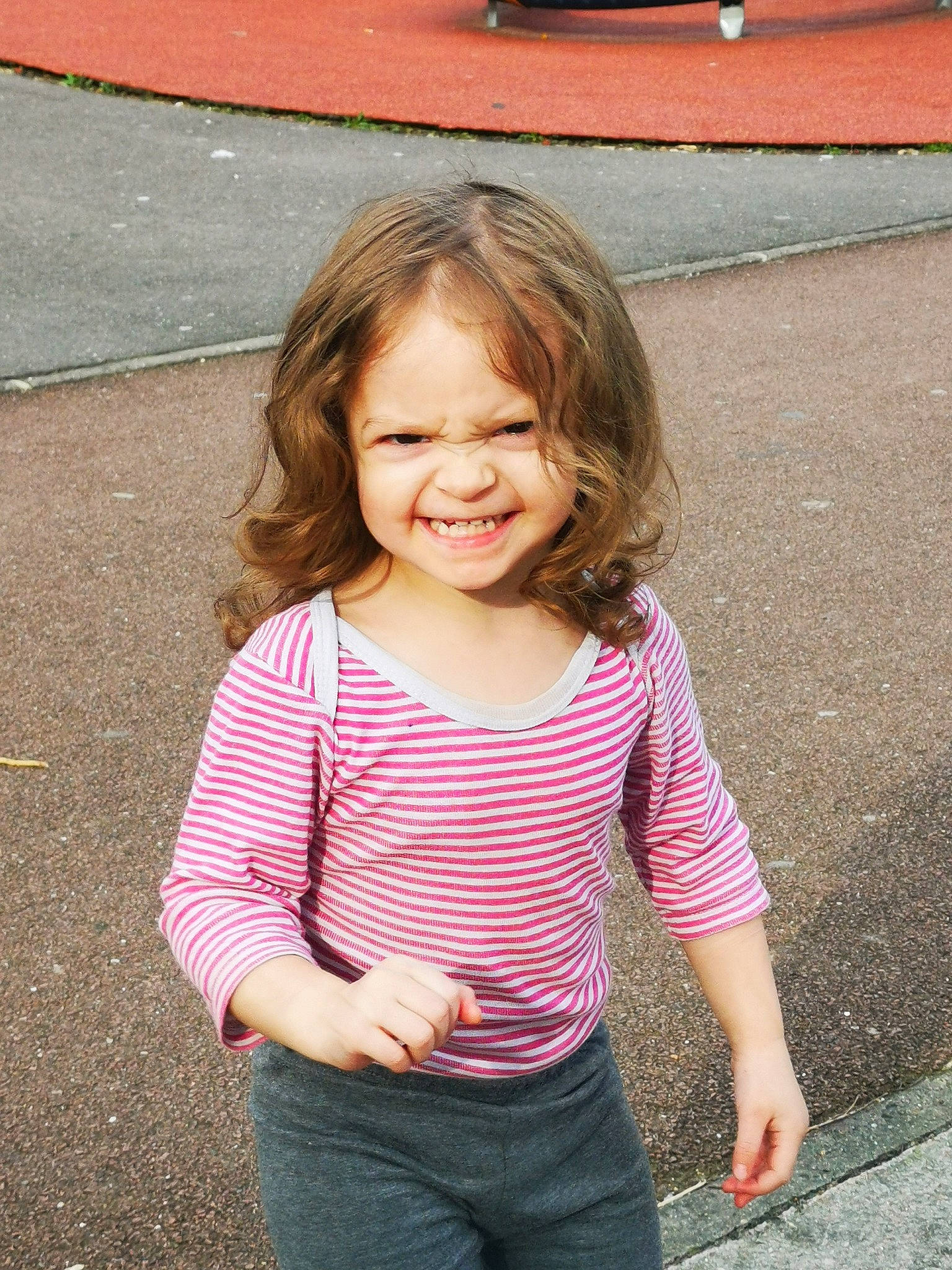 Alena a rejoint le concours — aidez-le/la à gagner de superbes lots ! child, child_model, face, facial_expression, fun, happy, joy, laugh, pattern, people, person, photography, pink, play, recreation, sleeve, smile, summer, t_shirt, toddler