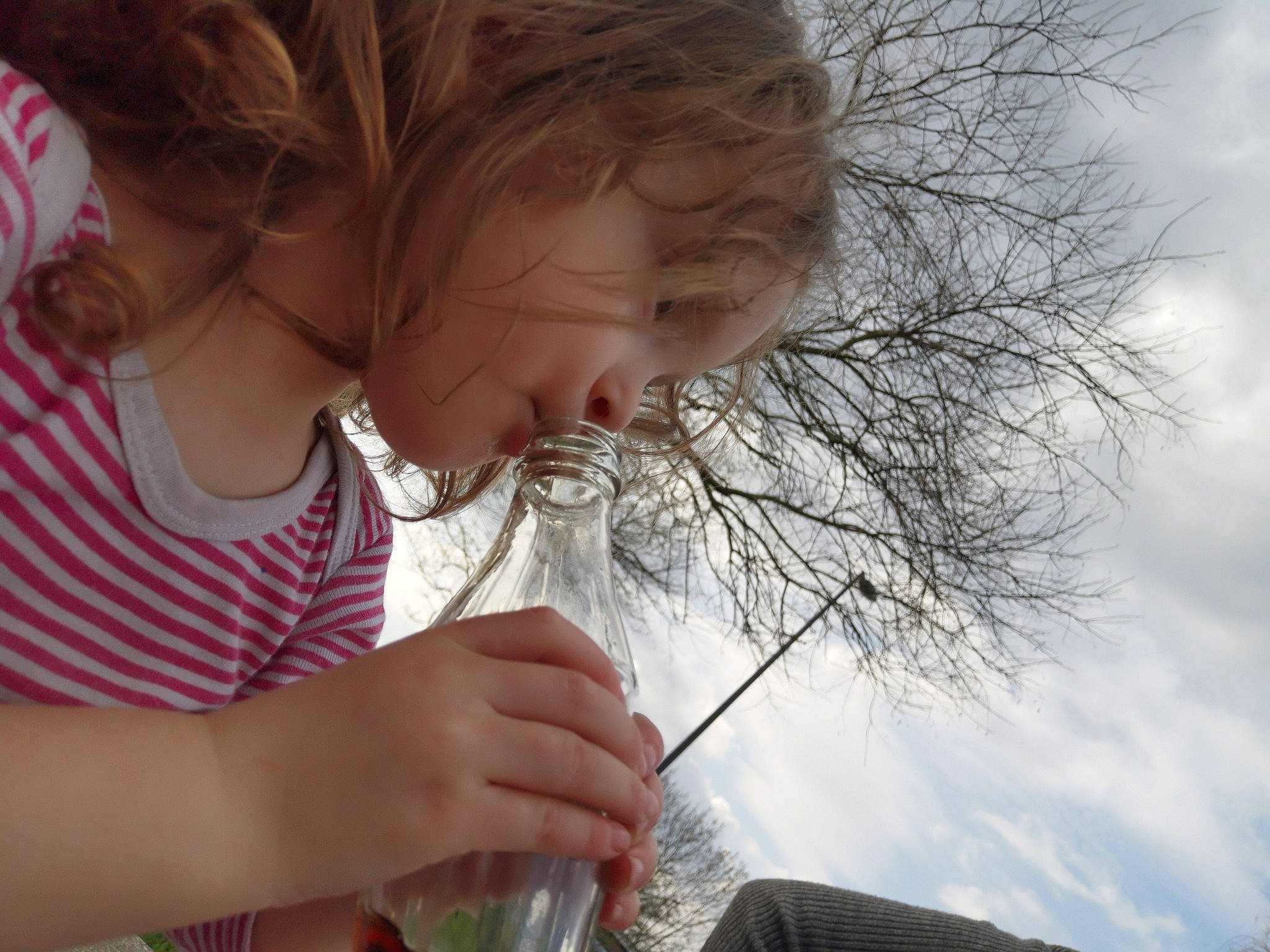 Alena a rejoint le concours — aidez-le/la à gagner de superbes lots ! blond, child, ear, eyelash, hair, hair_coloring, hairstyle, hand, long_hair, person, play, toddler, tree, water