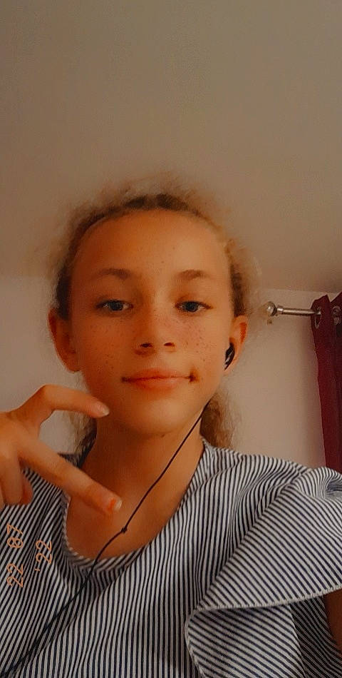 Clara a rejoint le concours — aidez-le/la à gagner de superbes lots ! black_hair, cheek, chin, ear, eyebrow, eyelash, eyewear, fashion_accessory, forehead, gesture, jaw, jewellery, lip, long_hair, mouth, neck, necklace, nose, person, sitting