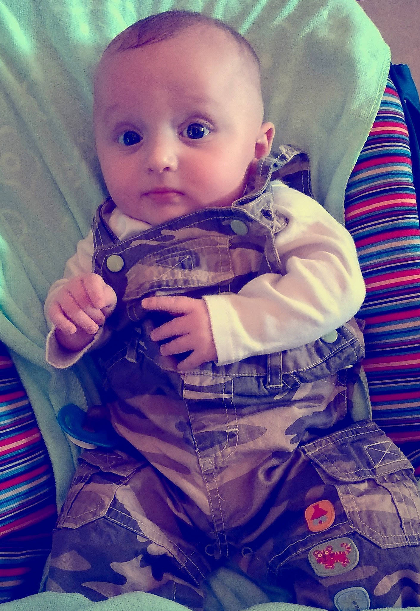 Raphaël a rejoint le concours — aidez-le/la à gagner de superbes lots ! azure, baby, baby_toddler_clothing, cheek, child, comfort, eye, eyebrow, finger, happy, iris, lip, mouth, person, pink, purple, skin, sleeve, textile, toddler