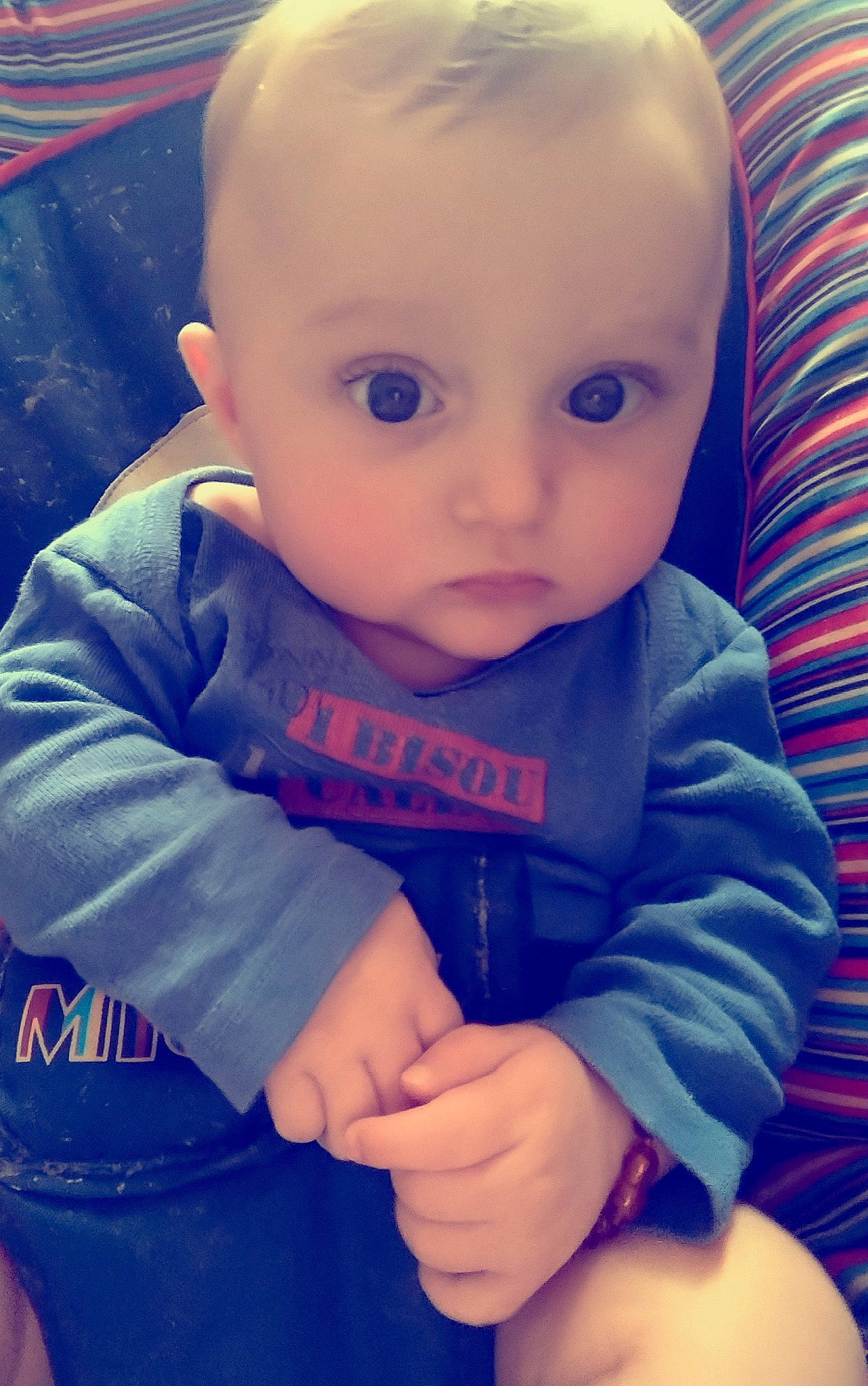 Raphaël participe au concours pour gagner de l'argent avec cette photo : arm, azure, baby, baby_toddler_clothing, cheek, cool, eye, eyelash, finger, fun, gesture, hand, iris, mouth, nose, person, pink, skin, sleeve, thumb