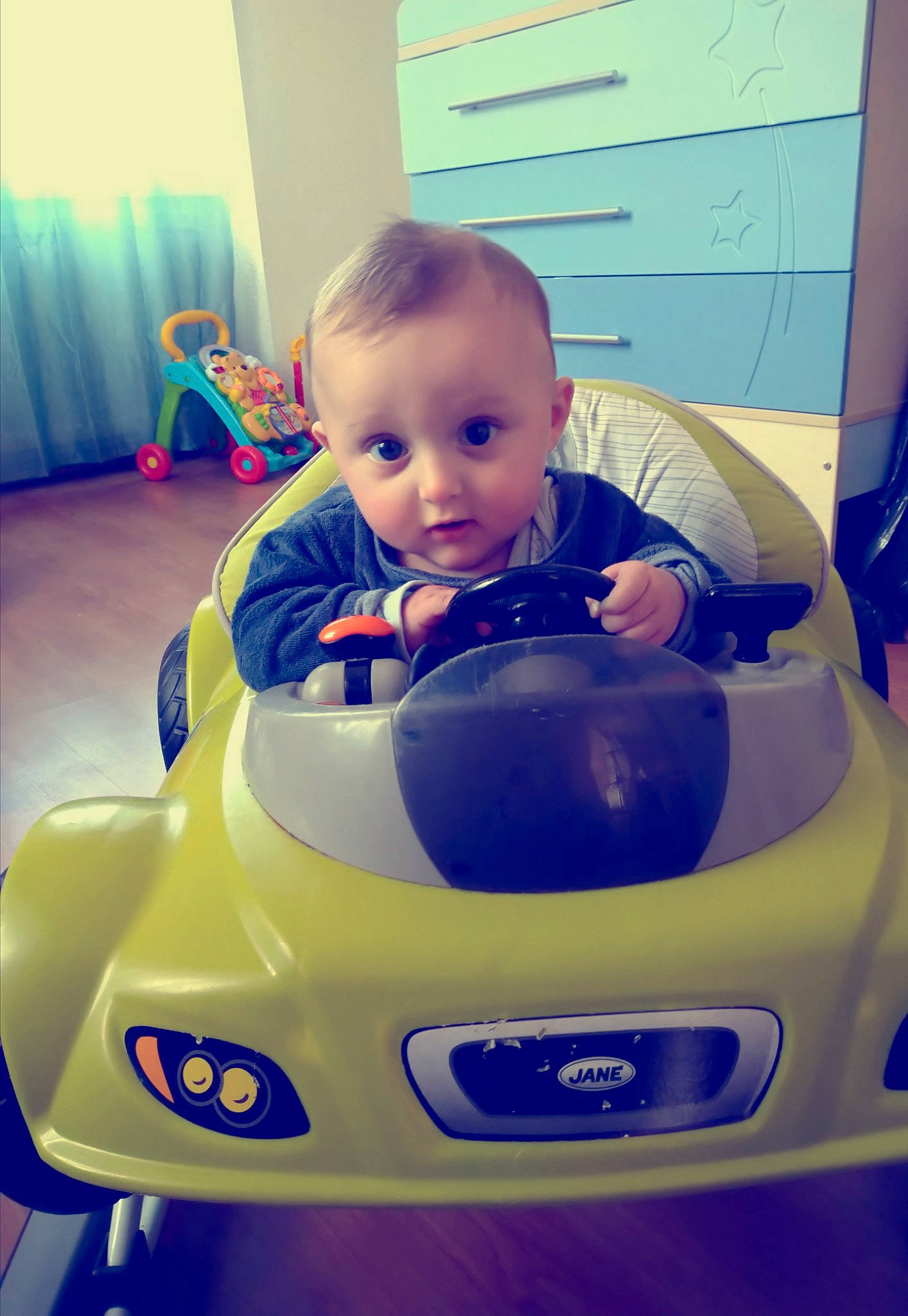 Raphaël participe au concours pour gagner de l'argent avec cette photo : automotive_design, automotive_exterior, baby, baby_toddler_clothing, bumper, child, electric_blue, fun, happy, head, leisure, motor_vehicle, person, photograph, product, riding_toy, snapshot, surprise, toddler, vehicle