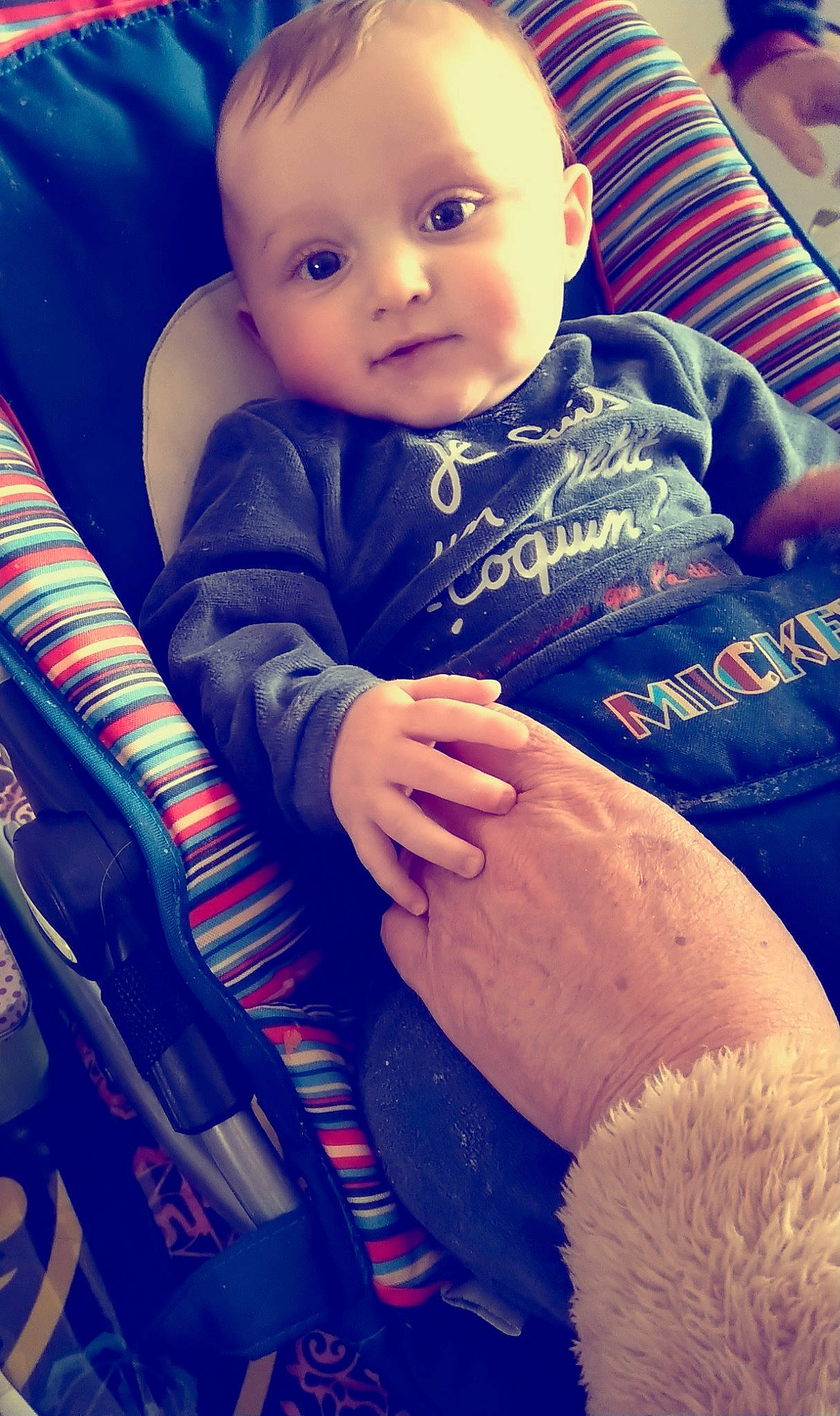 Raphaël participe au concours pour gagner de l'argent avec cette photo : arm, baby, baby_toddler_clothing, blue, cheek, eye, face, hairstyle, hand, head, human, human_body, light, lip, mouth, nose, organ, person, photograph, skin