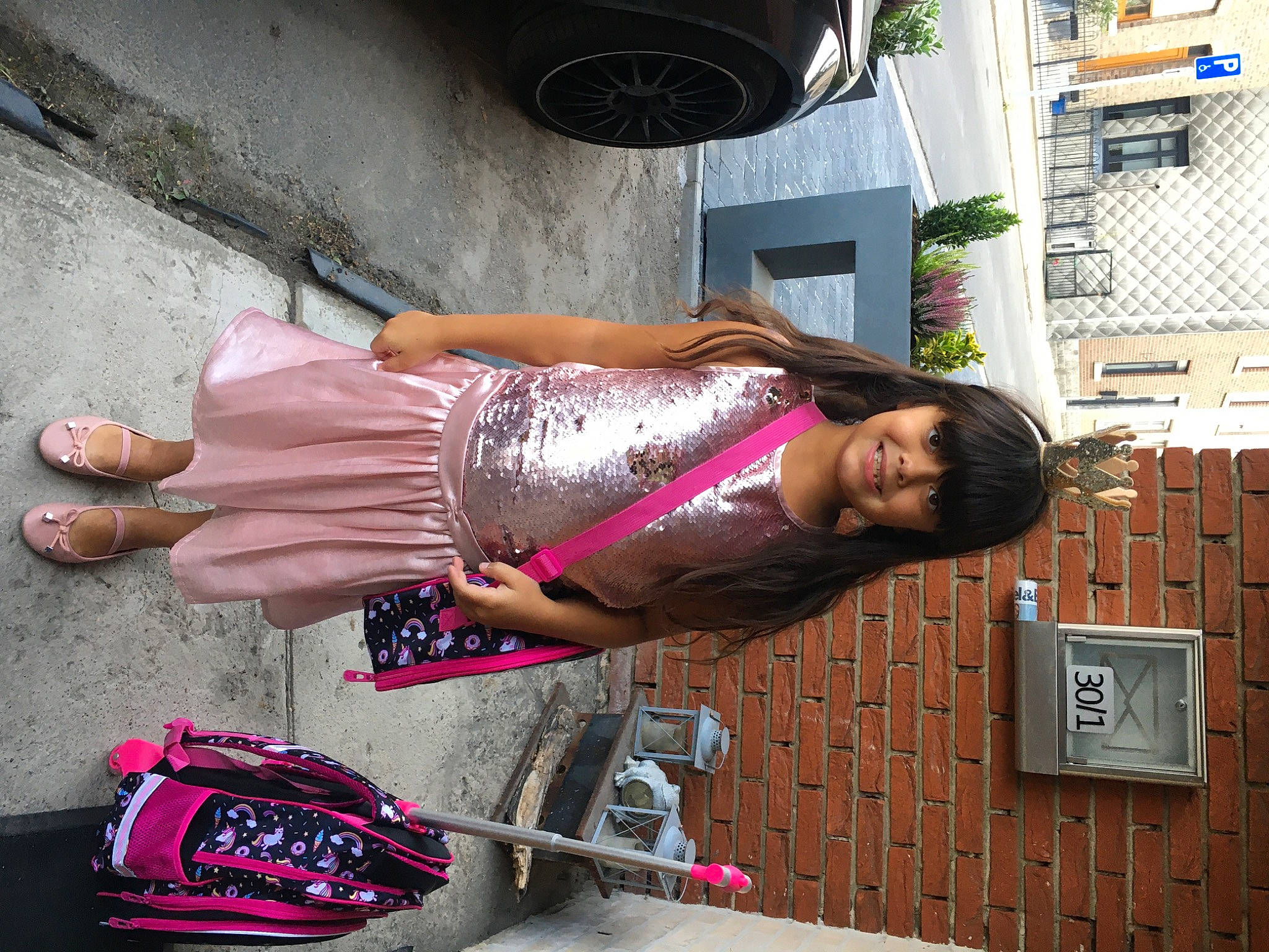 Mia participe au concours pour gagner de l'argent avec cette photo : hand, joy, person, pink, vacation