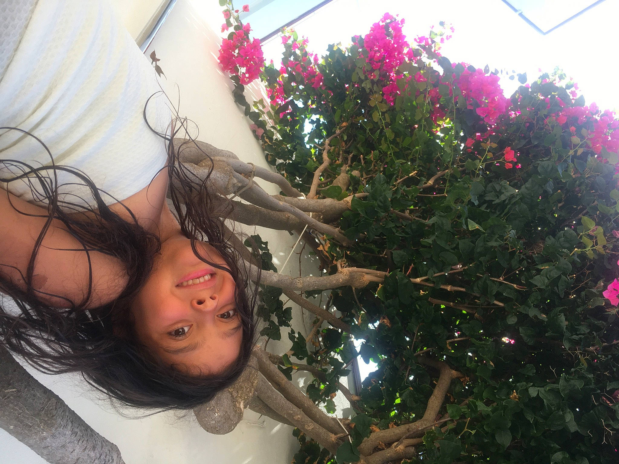 Mia participe au concours pour gagner de l'argent avec cette photo : beauty, black_hair, botany, branch, brown_hair, flower, grass, hair, hairstyle, happy, joy, long_hair, person, pink, plant, selfie, shrub, smile, spring, summer