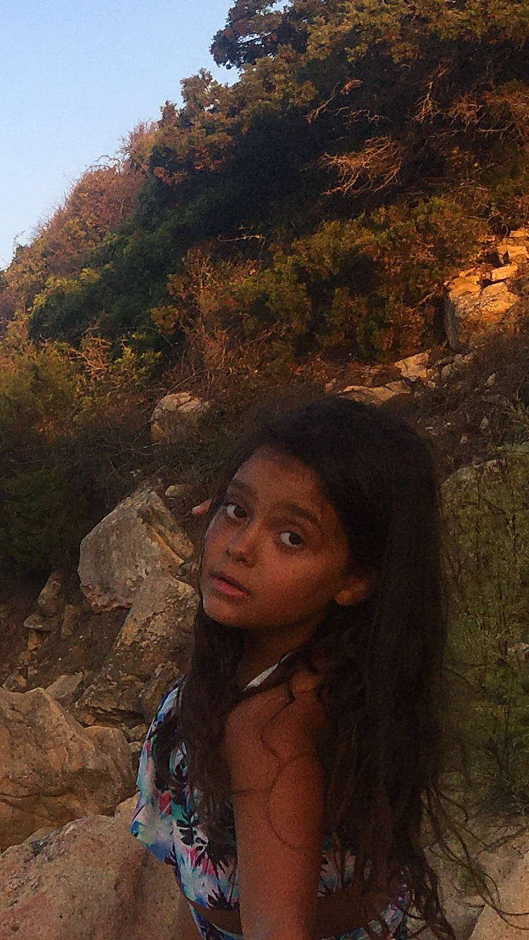 Mia participe au concours pour gagner de l'argent avec cette photo : beauty, black_hair, fawn, fun, hair, long_hair, person, photography, rock, smile, terrain, vacation