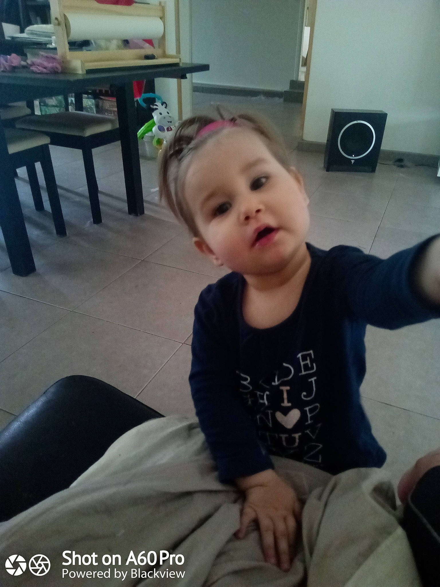 Elena a rejoint le concours — aidez-le/la à gagner de superbes lots ! arm, cheek, child, ear, face, furniture, head, person, photo_caption, shoulder, sitting, smile, t_shirt, toddler