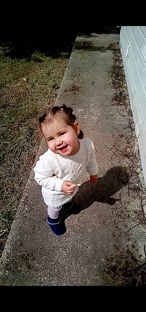 Elena a rejoint le concours — aidez-le/la à gagner de superbes lots ! baby, child, fun, grass, joy, leaf, person, plant, play, smile, soil, standing, toddler, tree