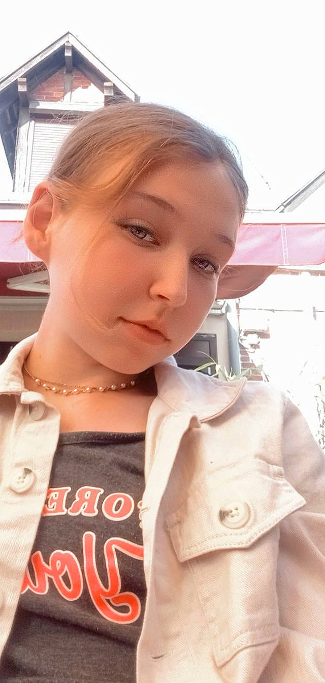 Méline participe au concours pour gagner de l'argent avec cette photo : blond, brown_hair, dress_shirt, eyelash, eyewear, facial_expression, fashion_accessory, gesture, hairstyle, jaw, jewellery, lip, neck, necklace, outerwear, person, shoulder, skin, sleeve, street_fashion