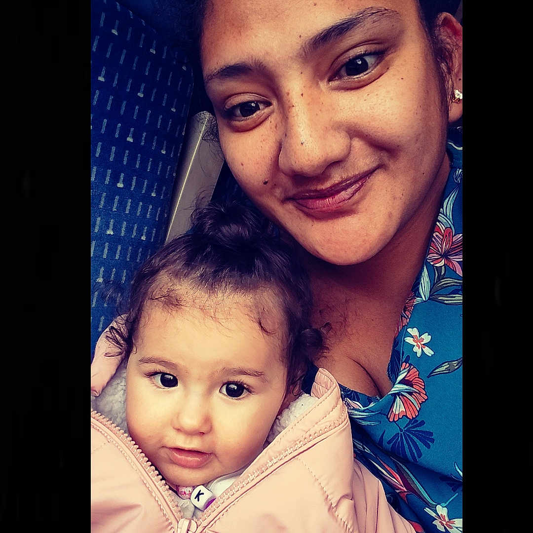 Kuanui a rejoint le concours — aidez-le/la à gagner de superbes lots ! blue, child, closeup, eyebrows, eyes, face, hair, happy, indoor, jacket, pattern, person, pink, portrait, seat, skin, smile, toddler, warm, woman