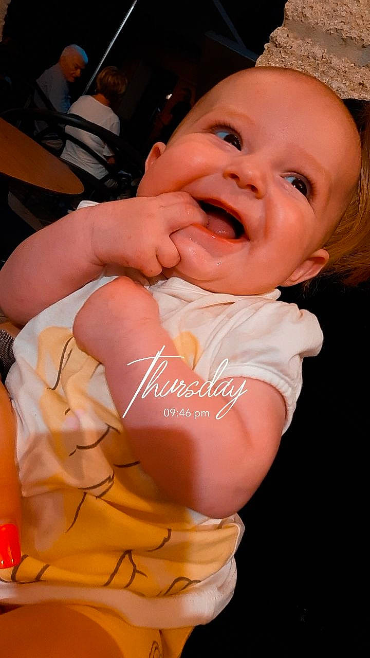 Clémence a rejoint le concours — aidez-le/la à gagner de superbes lots ! baby, baby_laughing, baby_toddler_clothing, cheek, child, comfort, eye, face, facial_expression, finger, fun, gesture, happy, lip, mouth, person, pink, skin, smile, thumb