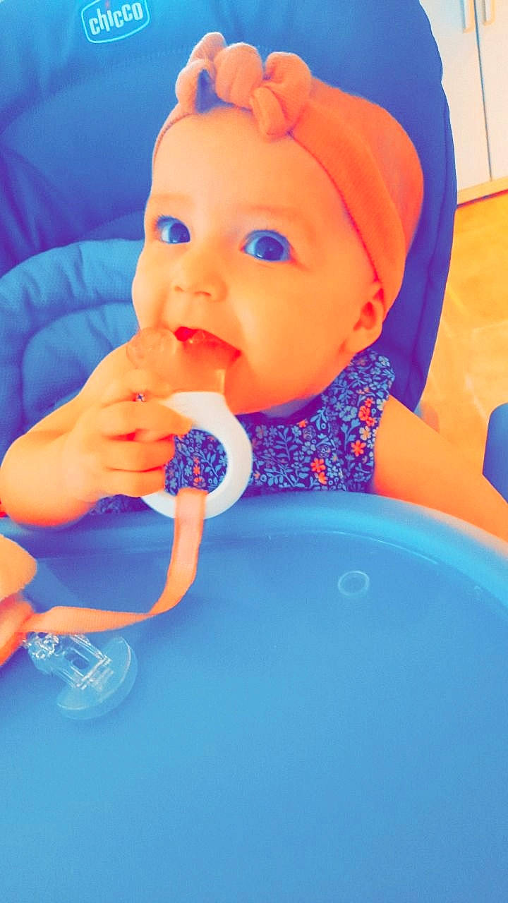 Clémence participe au concours pour gagner de l'argent avec cette photo : baby, baby_playing_with_toys, baby_products, baby_safety, baby_sleeping, baby_toddler_clothing, baby_toys, blue, child, comfort, electric_blue, fun, headwear, nose, orange, person, plastic, play, room, sitting