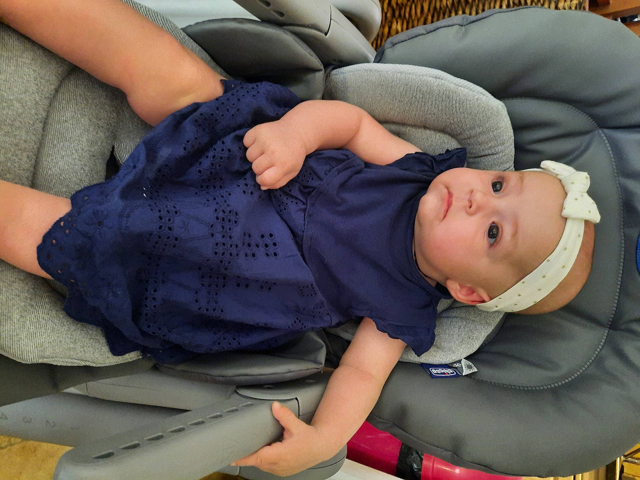 Clémence a rejoint le concours — aidez-le/la à gagner de superbes lots ! arm, baby, baby_carriage, baby_products, baby_toddler_clothing, car_seat, child, comfort, elbow, electric_blue, finger, gesture, headwear, joint, knee, lap, person, sitting, sleeve, thigh