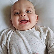 Lena a rejoint le concours — aidez-le/la à gagner de superbes lots ! baby, infant, child, smile, happy, onesie, polka_dot, blanket, pillow, bed, portrait, close_up, cheeks, eyes, mouth, tongue, ears, skin, ribbon, lying_down