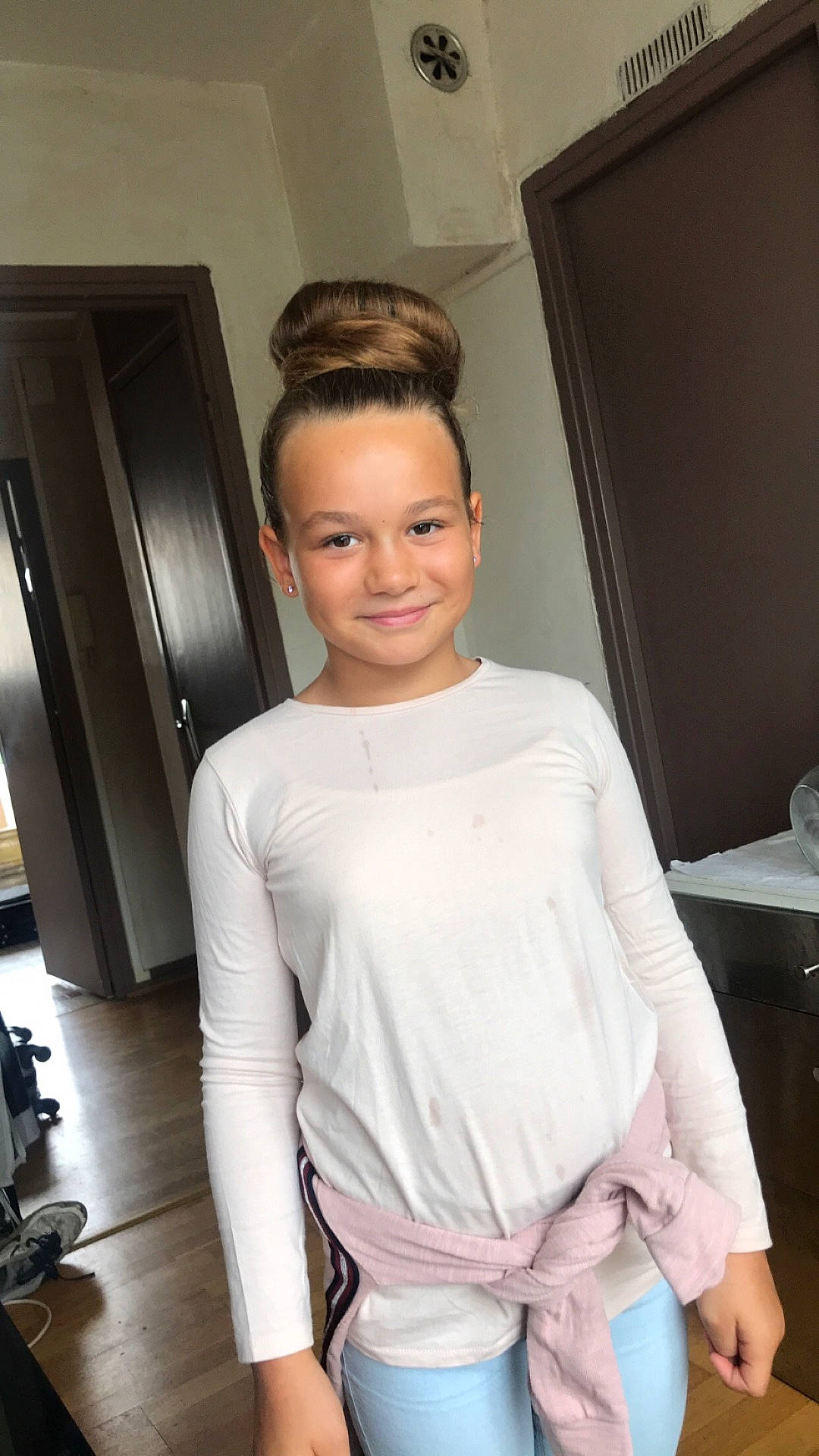 Clarisse a rejoint le concours — aidez-le/la à gagner de superbes lots ! abdomen, beauty, blond, fashion, girl, hair, hairstyle, human_hair_color, joint, joy, leg, long_hair, muscle, neck, person, shoulder, sitting, sleeve, smile, standing