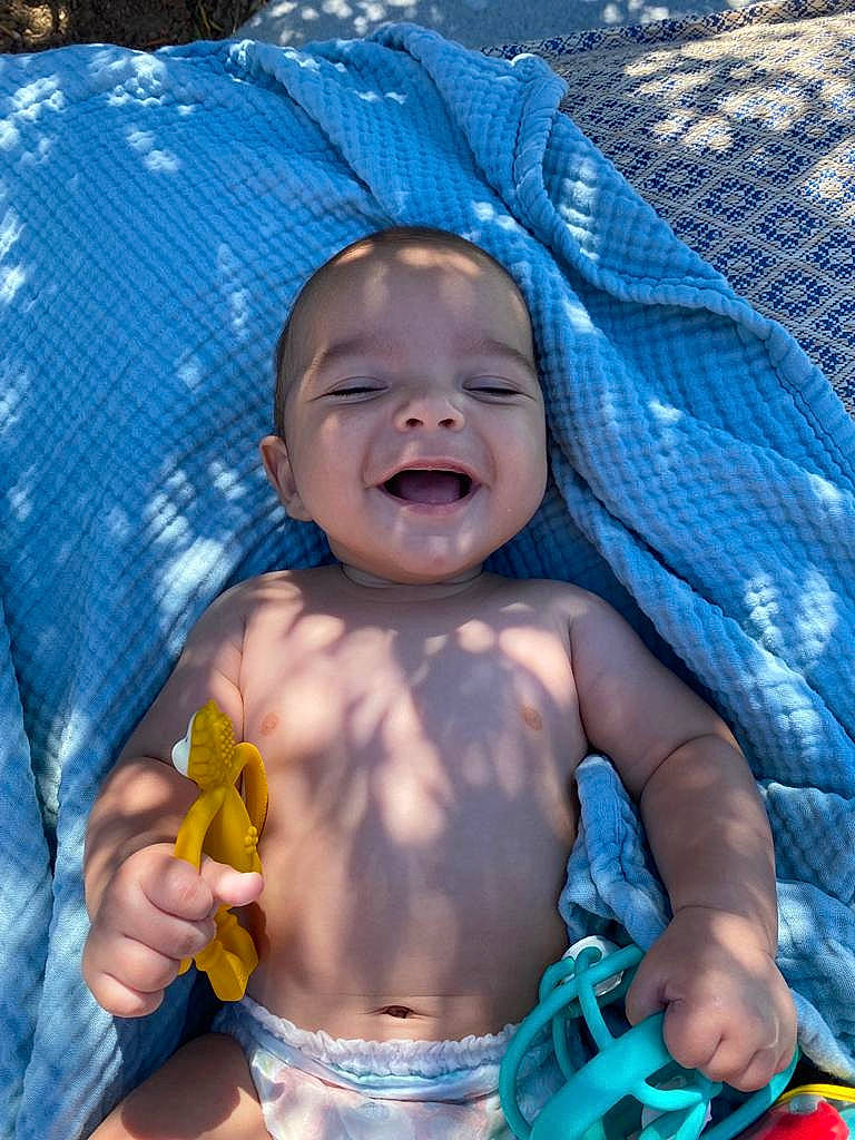 Matias a rejoint le concours — aidez-le/la à gagner de superbes lots ! abdomen, baby, blue, chest, child, eye, finger, gesture, green, happy, head, headwear, iris, leisure, mouth, people_in_nature, person, skin, smile, stomach