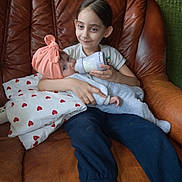 Natasha Sara a rejoint le concours — aidez-le/la à gagner de superbes lots ! armchair, baby, blanket, bottle, caring, child, clothing, cozy, eyes, family, feeding, hands, hat, hearts_pattern, indoor, leather, pillow, portrait, smile, turban