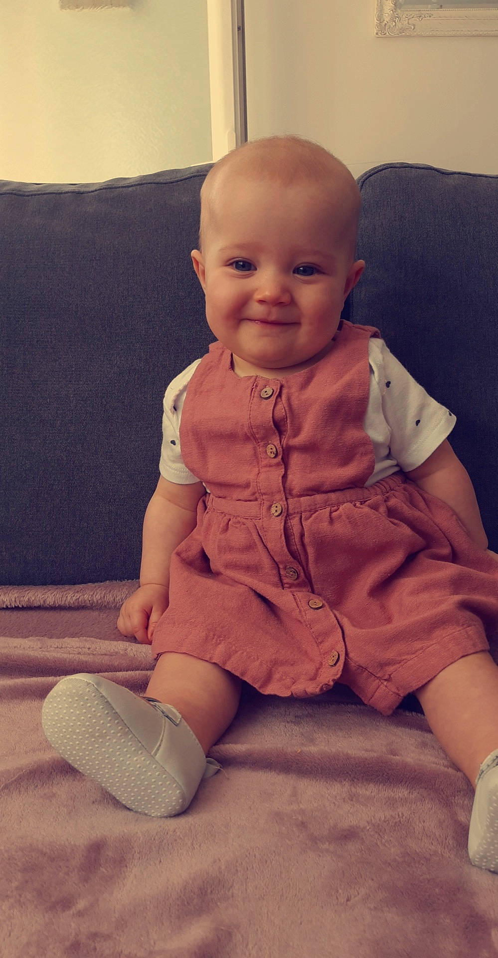 Emma a rejoint le concours — aidez-le/la à gagner de superbes lots ! baby, baby_toddler_clothing, cheek, child, face, finger, head, joy, nose, person, sitting, skin, smile, toddler