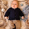 Jules a rejoint le concours — aidez-le/la à gagner de superbes lots ! baby, blanket, child, clothing, cozy, cute, face, infant, lying_down, pants, plush, portrait, shoes, soft_texture, star, sweater, teddy_bear, toddler, warm_lighting, wooden_sign