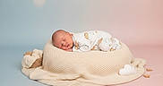 Jules a rejoint le concours — aidez-le/la à gagner de superbes lots ! baby, blanket, bokeh, calm, cozy, cream, cushion, cute, indoors, infant, knitted, newborn, pastel, peaceful, plush, portrait, resting, sleep, sleeping, soft