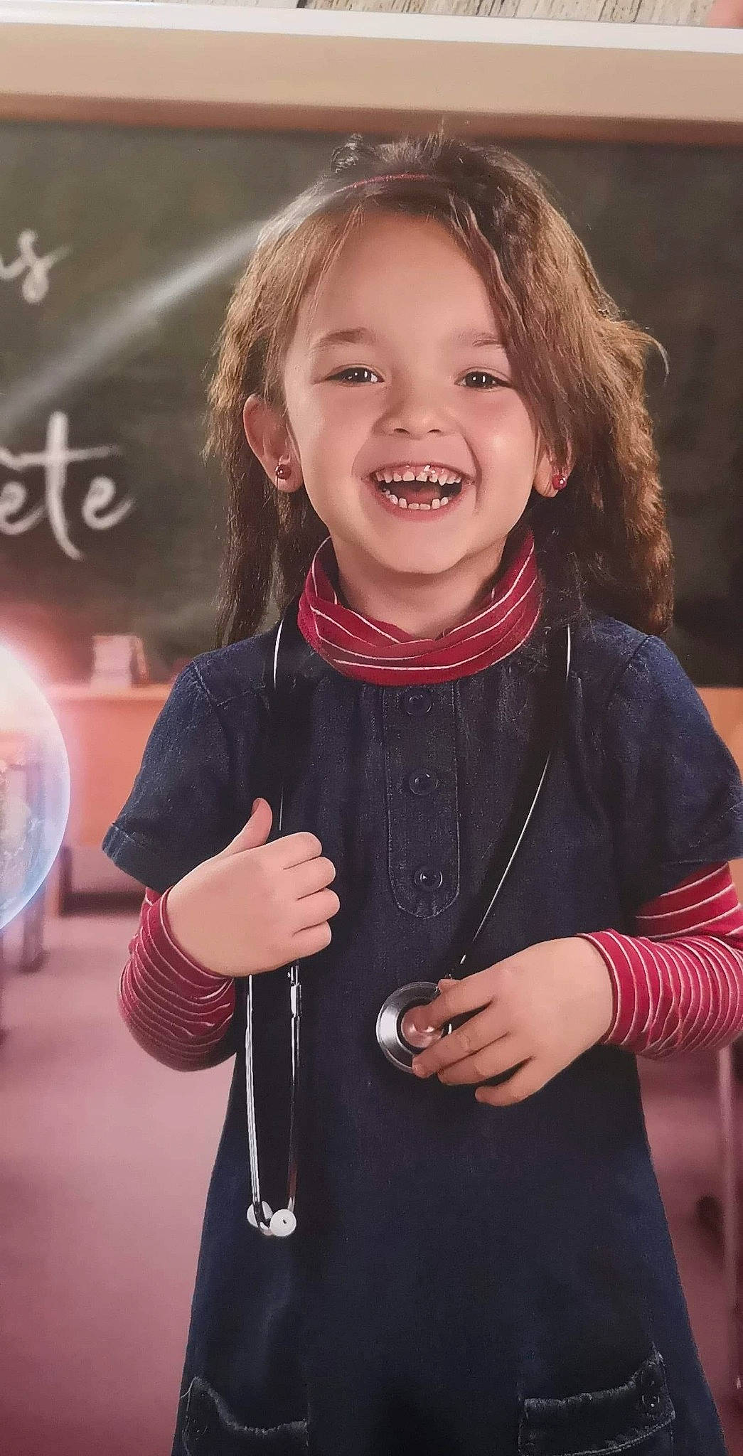 Shelsy participe au concours pour gagner de l'argent avec cette photo : child, child_model, facial_expression, finger, gesture, happy, joy, laugh, person, smile, toddler