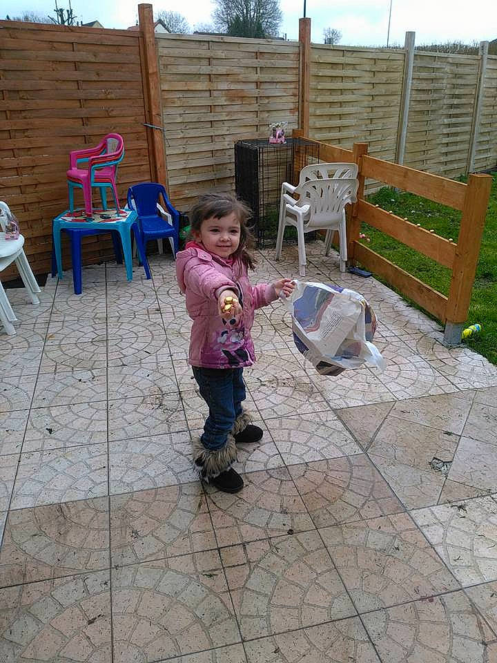 Shelsy participe au concours pour gagner de l'argent avec cette photo : backyard, child, day, floor, flooring, fun, girl, house, joy, leisure, outdoor_structure, person, play, recreation, sidewalk, toddler, vacation, vertebrate, yard