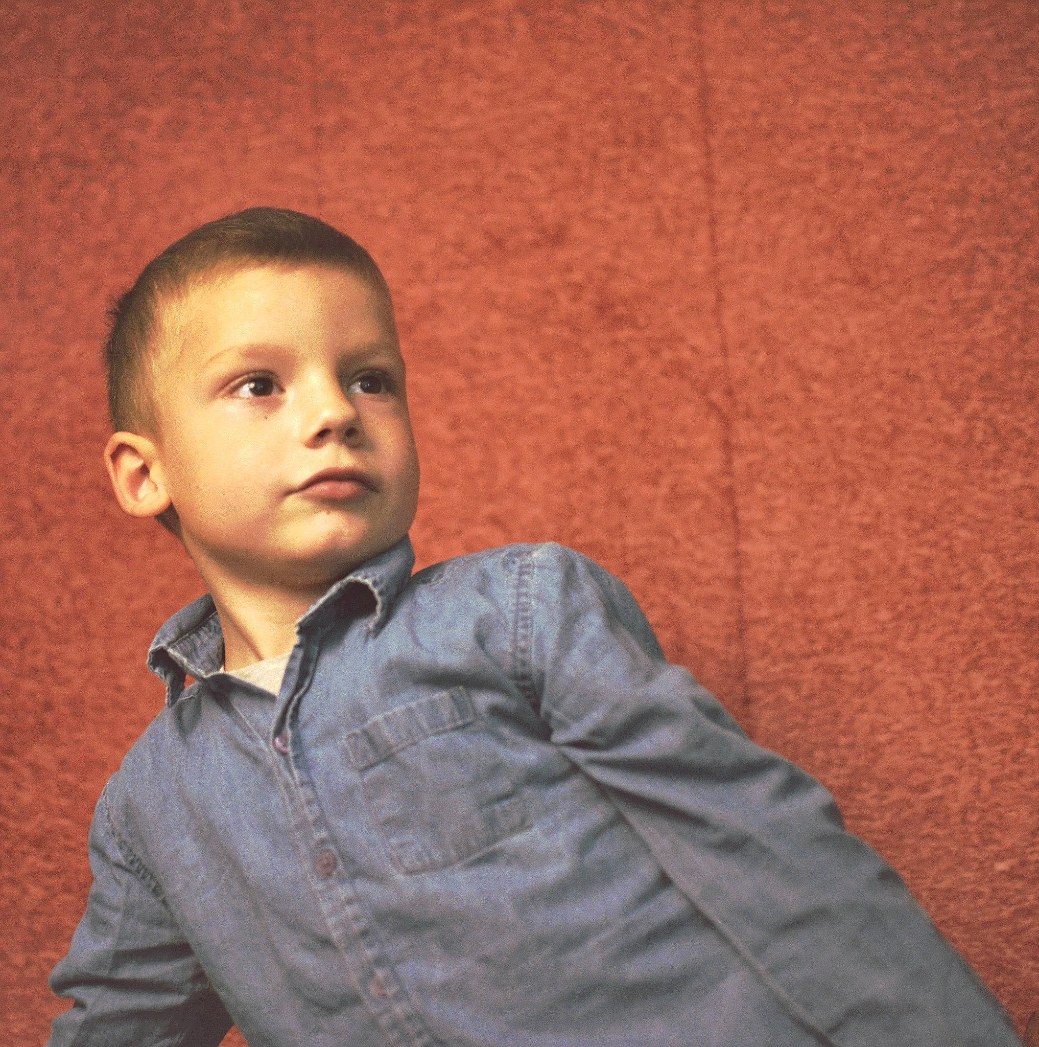 Lohan a rejoint le concours — aidez-le/la à gagner de superbes lots ! caesar_cut, cheek, child_model, collar, denim, dress_shirt, flash_photography, formal_wear, fun, gesture, happy, nose, person, portrait, portrait_photography, sitting, sleeve, smile, t_shirt, toddler