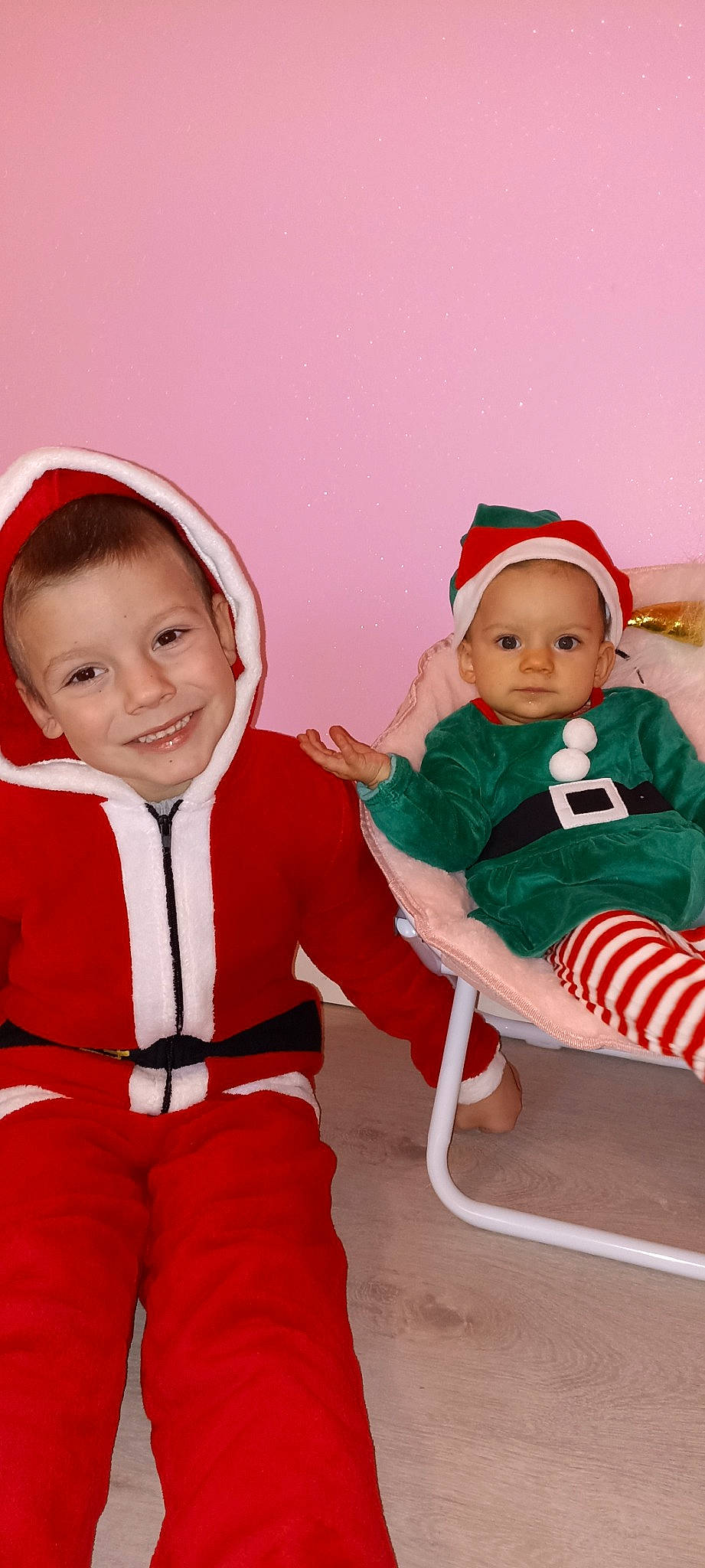 Lohan a rejoint le concours — aidez-le/la à gagner de superbes lots ! arm, baby, baby_toddler_clothing, cap, event, face, fun, happy, head, headwear, human_body, joy, lap, leg, mammal, person, product, sitting, skin, sleeve