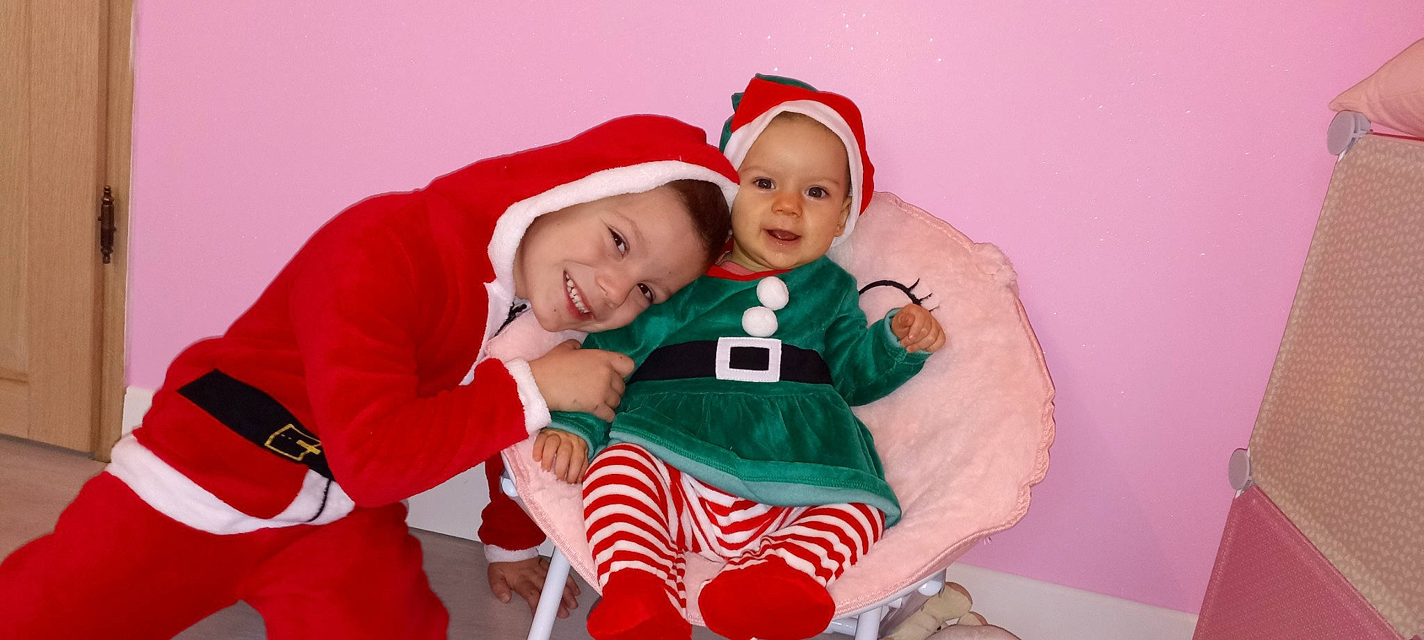 Ilona participe au concours pour gagner de l'argent avec cette photo : baby, baby_toddler_clothing, child, christmas, christmas_decoration, christmas_eve, comfort, costume_hat, event, fictional_character, fun, happy, hat, headwear, holiday, joy, lap, person, santa_claus, sleeve