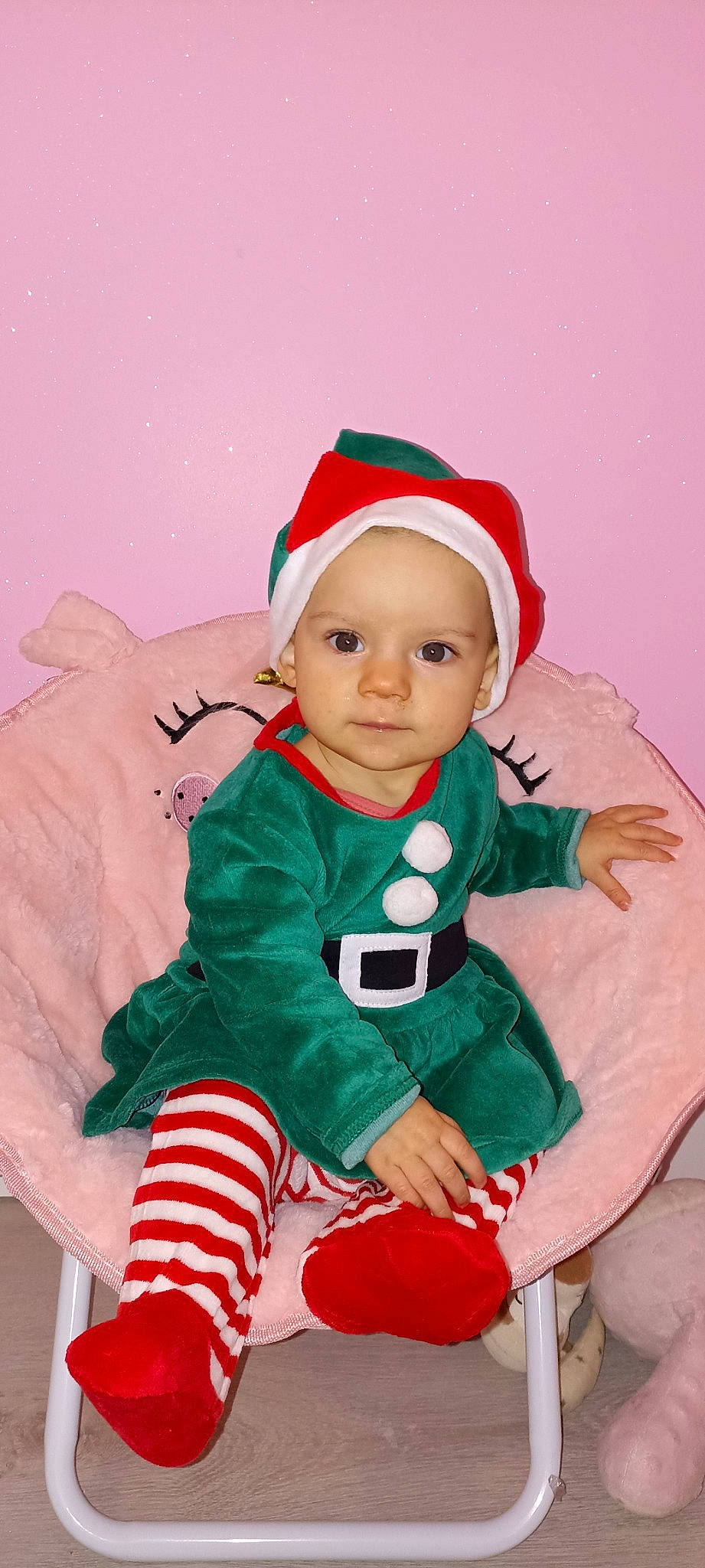 Ilona a rejoint le concours — aidez-le/la à gagner de superbes lots ! baby, baby_toddler_clothing, cap, child, christmas, christmas_decoration, christmas_eve, costume_hat, event, face, fictional_character, happy, headwear, holiday, lap, ornament, outerwear, person, santa_claus, sleeve