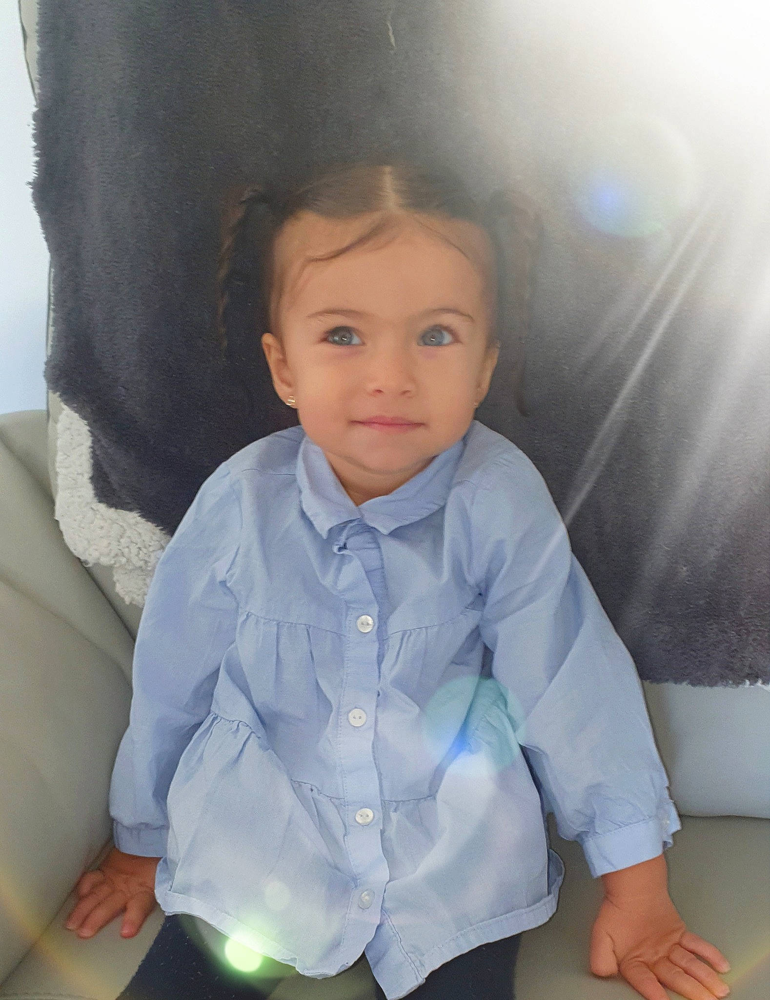 Alba participe au concours pour gagner de l'argent avec cette photo : baby_toddler_clothing, cheek, collar, cool, dress, dress_shirt, eye, flash_photography, gesture, happy, head, iris, joy, lip, neck, nose, person, shoulder, skin, sleeve