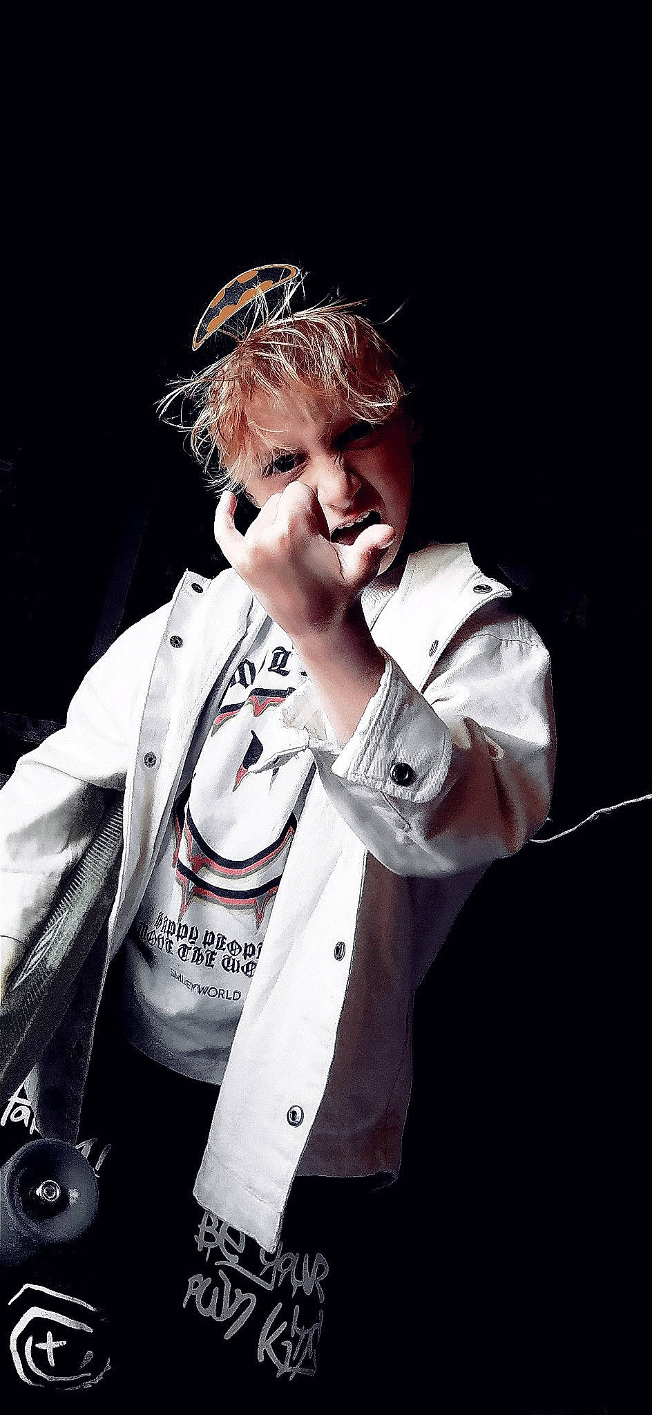 Sven a rejoint le concours — aidez-le/la à gagner de superbes lots ! acting, anger, audio_equipment, dress_shirt, entertainment, event, eyewear, fashion_design, flash_photography, formal_wear, gesture, jewellery, music, music_artist, performance, performing_arts, person, pop_music, singer, sleeve