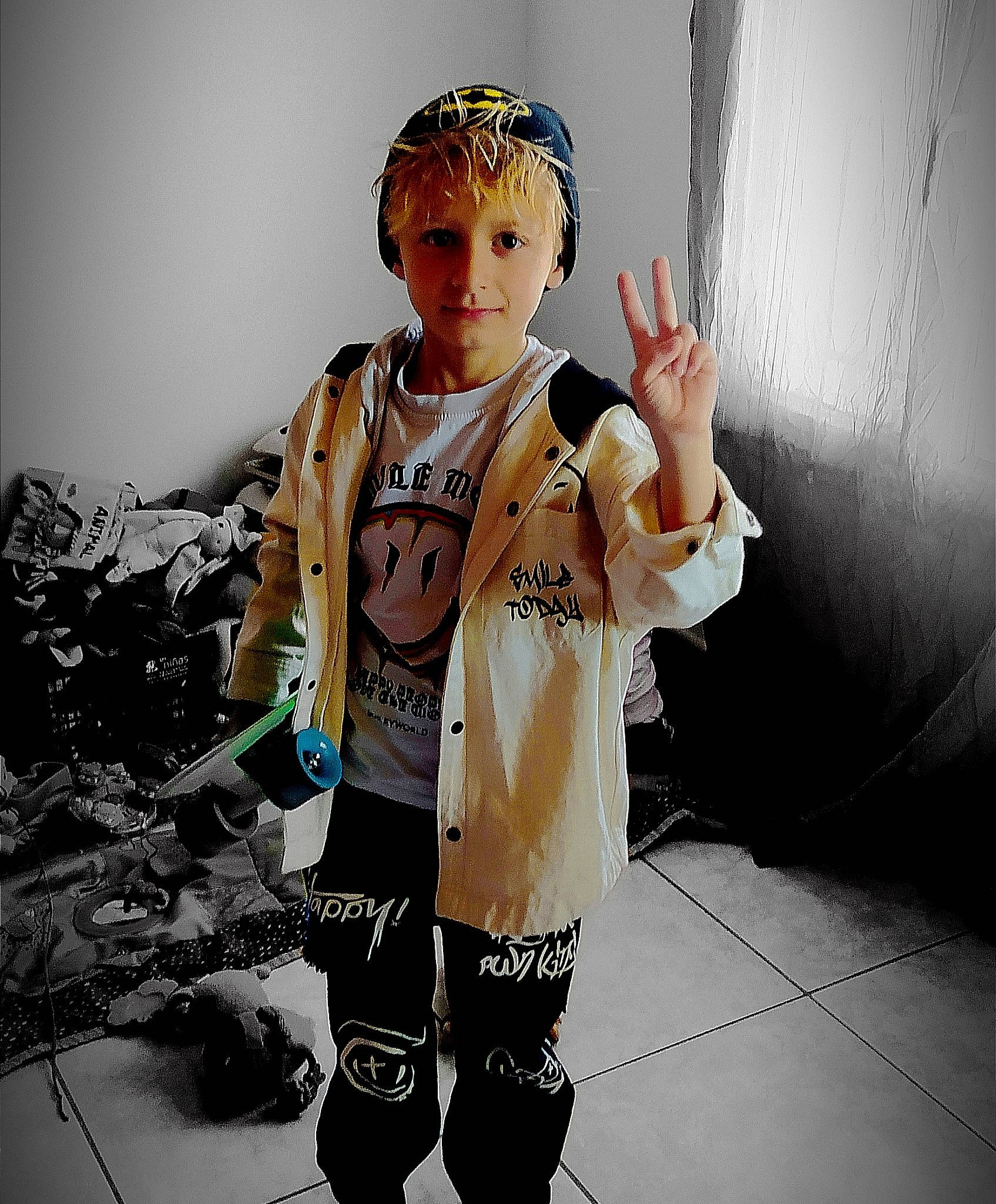 Sven a rejoint le concours — aidez-le/la à gagner de superbes lots ! chest, eyewear, fashion_design, flash_photography, gesture, glove, hand, happy, knee, neck, personal_protective_equipment, shoulder, sleeve, sports_gear, sportswear, t_shirt, thigh, trunk, vest, waist