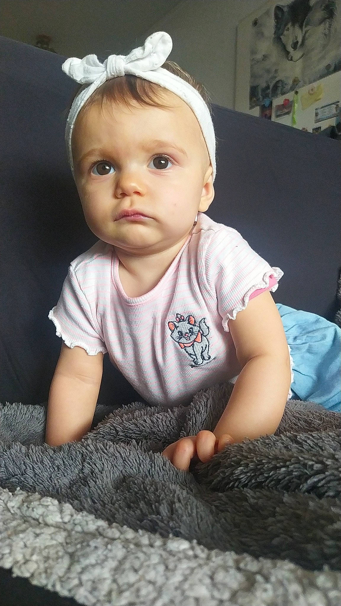 Raven participe au concours pour gagner de l'argent avec cette photo : baby, baby_toddler_clothing, cheek, child, comfort, eye, eyelash, face, flash_photography, flooring, hairstyle, happy, head, iris, lip, person, sitting, skin, sleeve, t_shirt