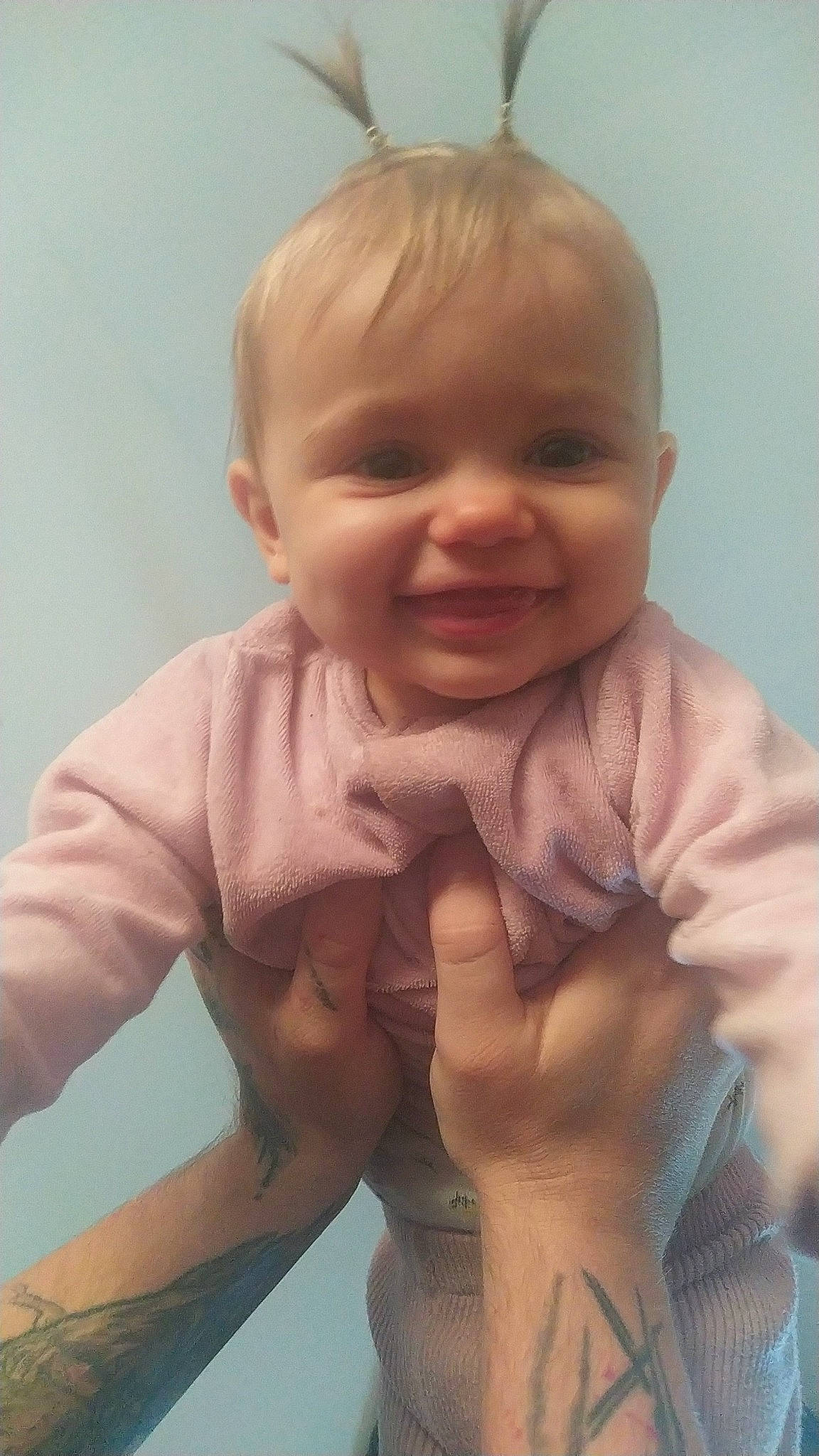 Raven participe au concours pour gagner de l'argent avec cette photo : arm, cheek, chin, eye, eyebrow, face, forehead, hand, head, human_body, joint, joy, lip, mouth, neck, nose, person, shoulder, skin, sleeve