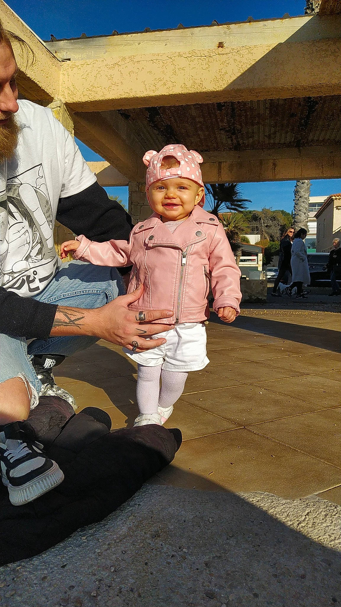 Raven a rejoint le concours — aidez-le/la à gagner de superbes lots ! beard, boot, child, costume, fun, fur, gesture, glove, happy, hat, headwear, human_leg, joy, landscape, leisure, luggage_and_bags, person, recreation, sandal, sitting