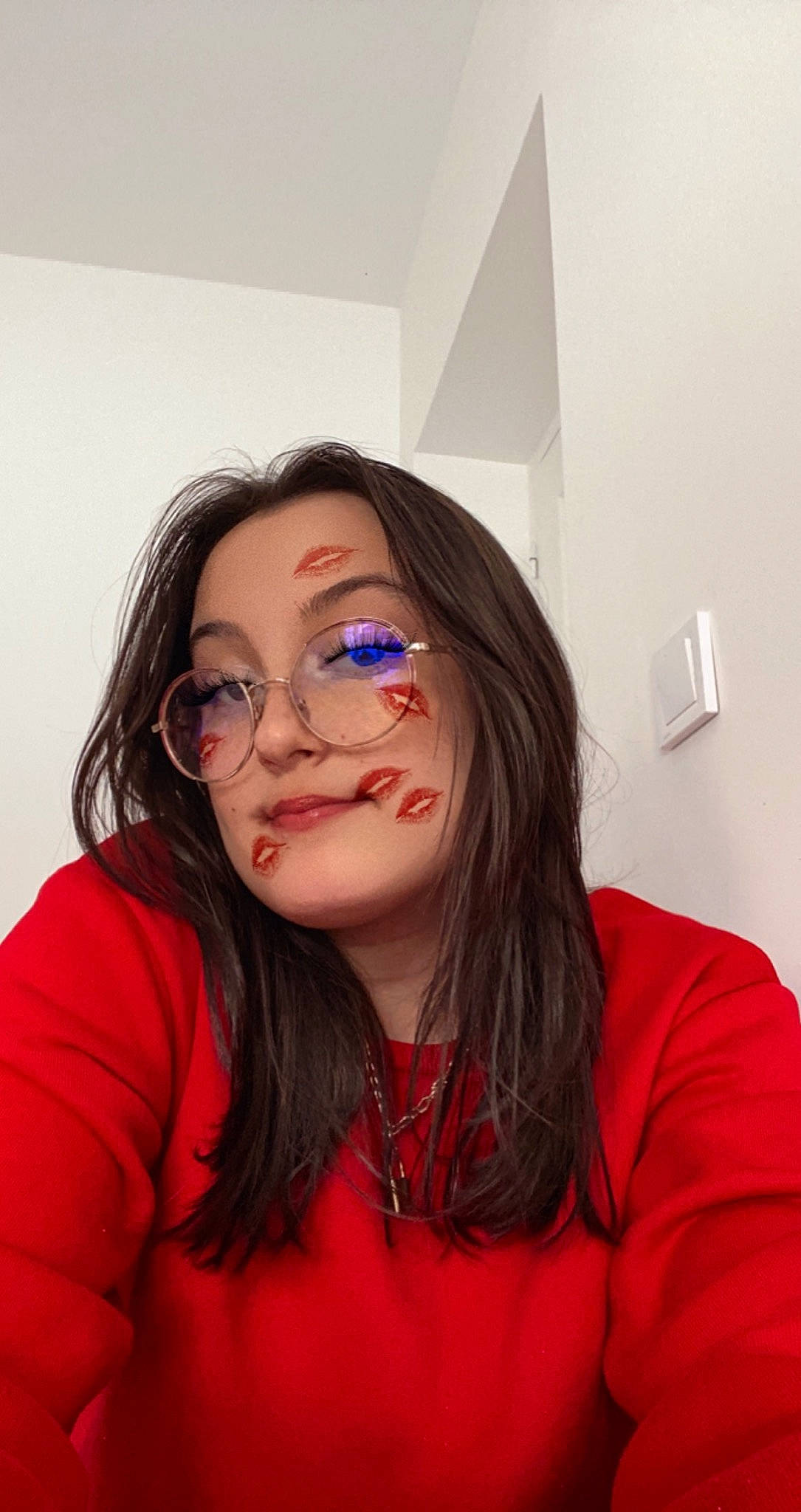 Giulia participe au concours pour gagner de l'argent avec cette photo : clothing, cool, eyebrow, eyelash, eyewear, flash_photography, forehead, gesture, glasses, happy, jaw, lip, lipstick, mouth, neck, outerwear, person, shoulder, sleeve, smile